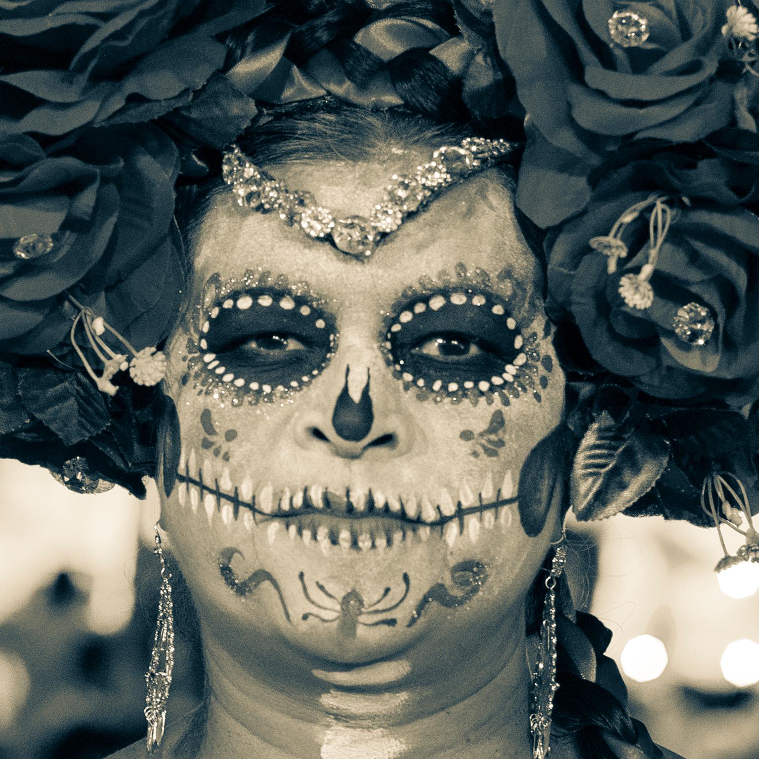La mort vient à vous, Jour des morts, Dia de los Muertos, Isla Mujeres, Mexique, 2 - Photograph de  Cosmo Condina