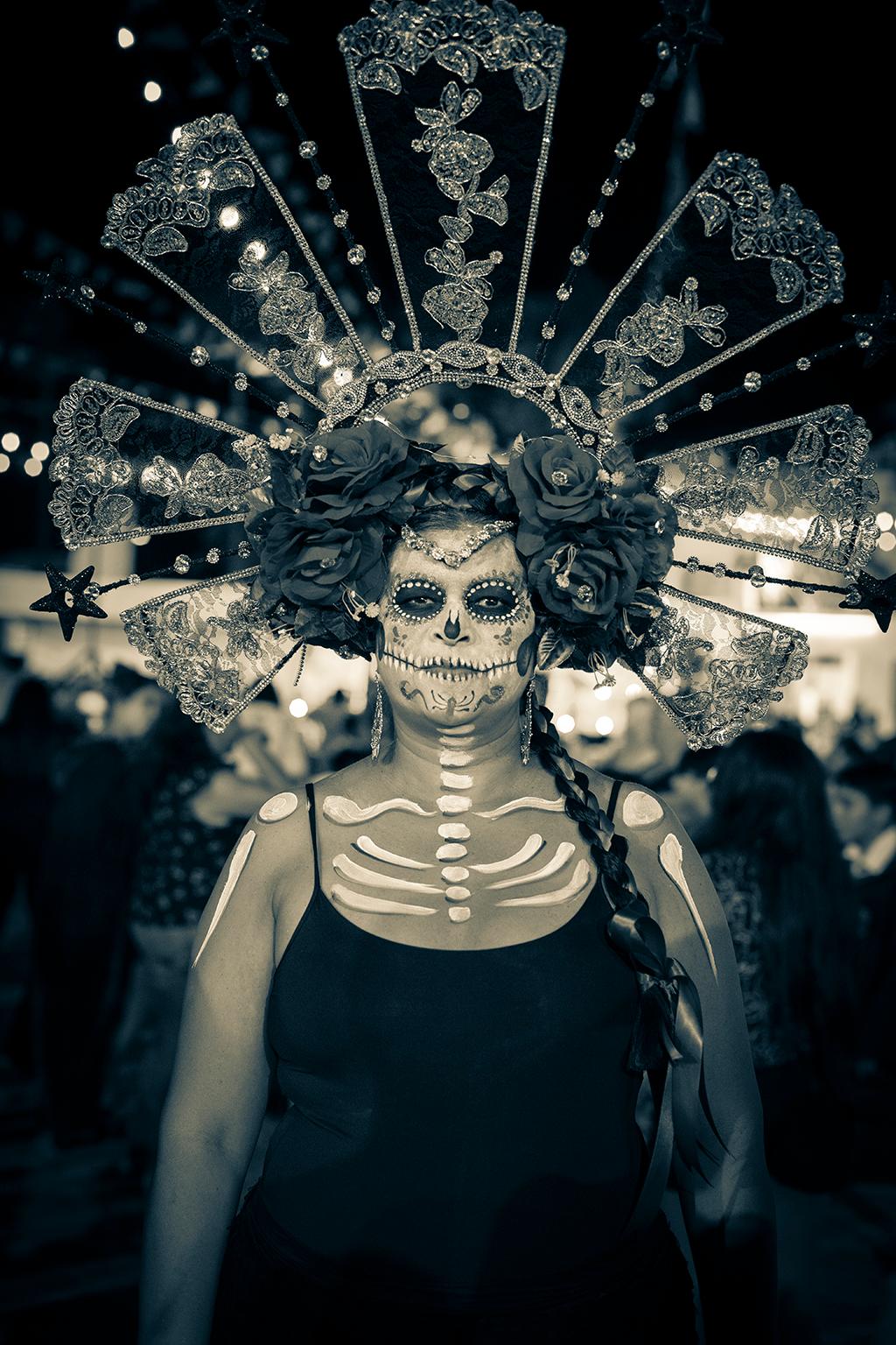 Portrait Photograph  Cosmo Condina - La mort vient à vous, Jour des morts, Dia de los Muertos, Isla Mujeres, Mexique, 2