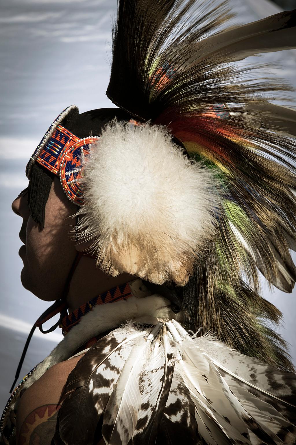Porträt eines männlichen Tänzers der First Nations in traditionellem nordamerikanischem Kostüm im Angebot 1