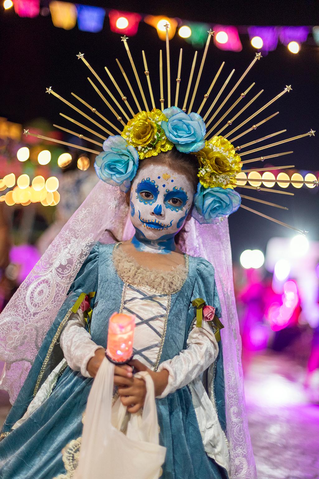  Cosmo Condina Portrait Photograph – Radiants Mädchen, Tag des Toten,  Dia de los Muertos, Isla Mujeres, Mexiko, 2023