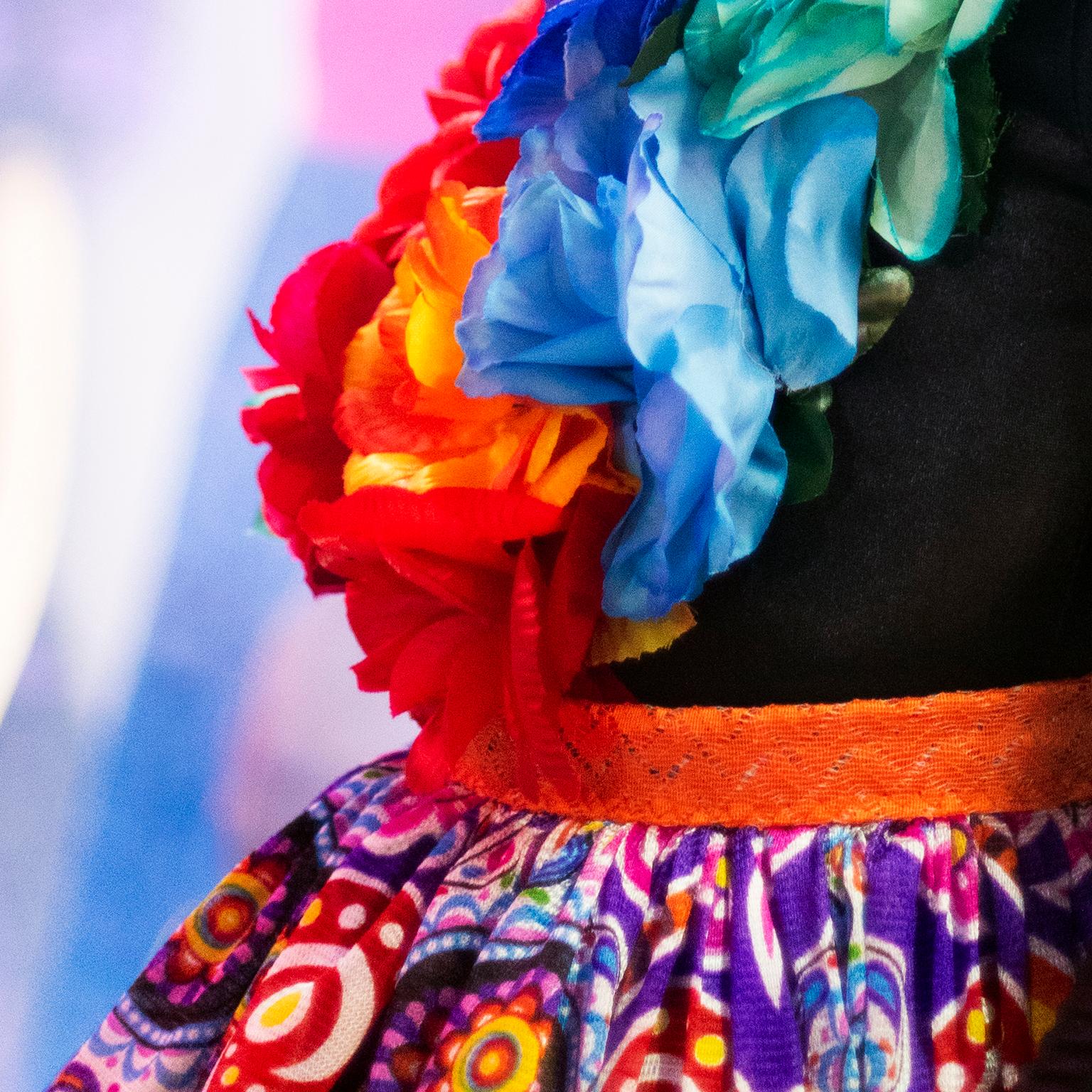  Sie hat Haltung! Dressed for Day of the Dead, Dia de los Muertos, Mexiko, 2023 – Photograph von  Cosmo Condina