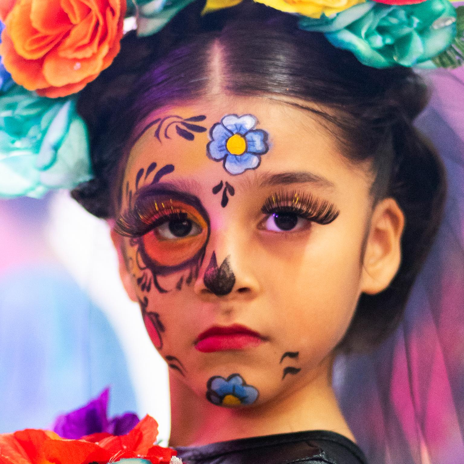 Sie hat Haltung! Junges Mädchen, gekleidet für den Tag der Toten, Dia de los Muertos, Isla Mujeres, Mexiko, 2023

Farbfotografie von Cosmo Condina eines jungen Mädchens, das für die Feierlichkeiten zum Tag der Toten gekleidet ist. Isla Mujeres,