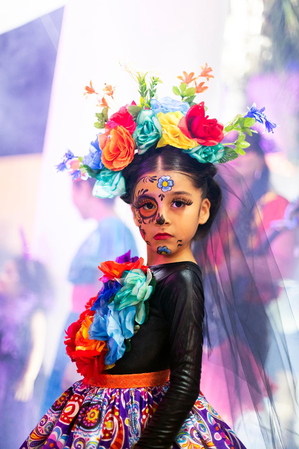  Cosmo Condina Color Photograph –  Sie hat Haltung! Dressed for Day of the Dead, Dia de los Muertos, Mexiko, 2023