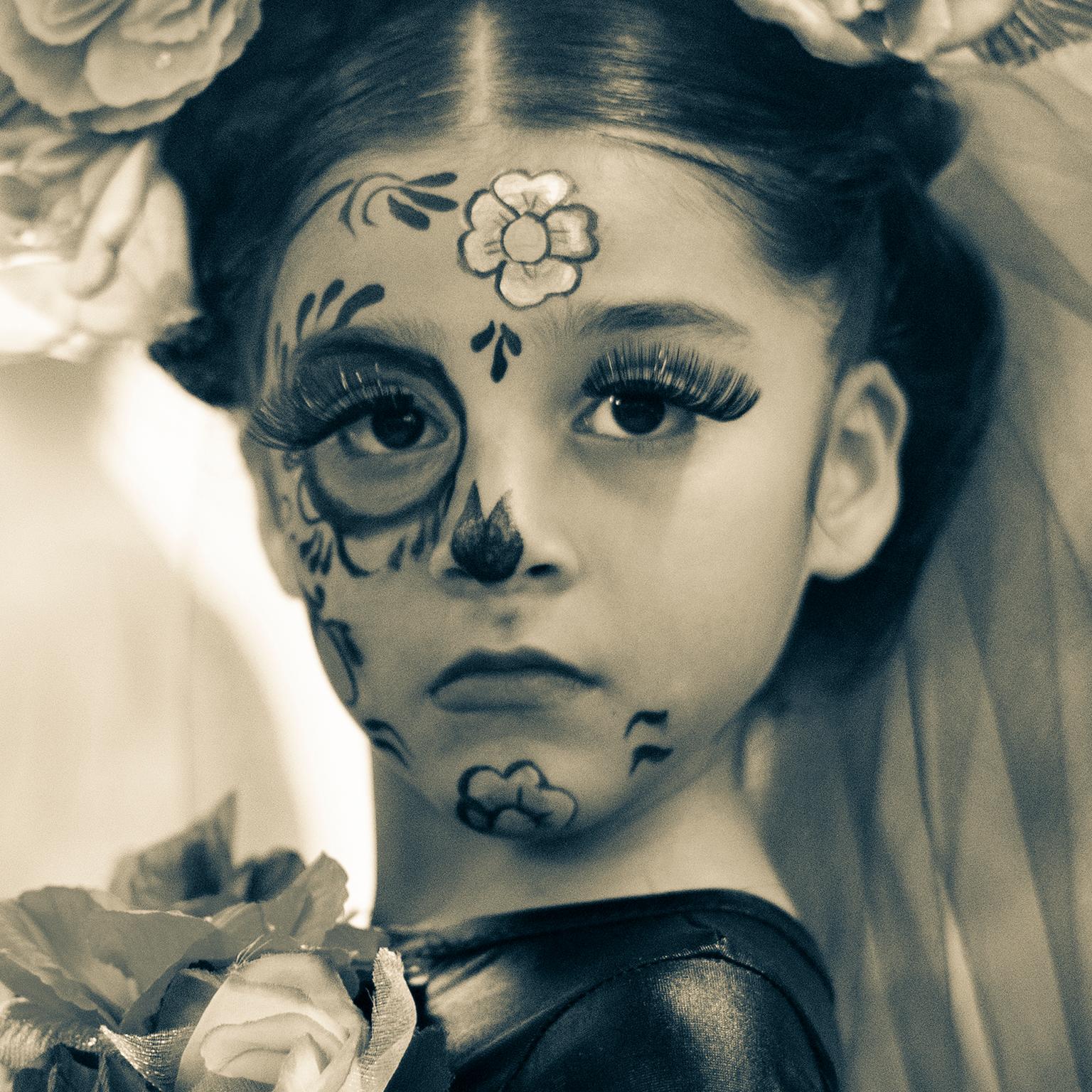 Sie hat Haltung! Young girl dressed for Day of the Dead, B&W, Mexiko, 2023 – Photograph von  Cosmo Condina
