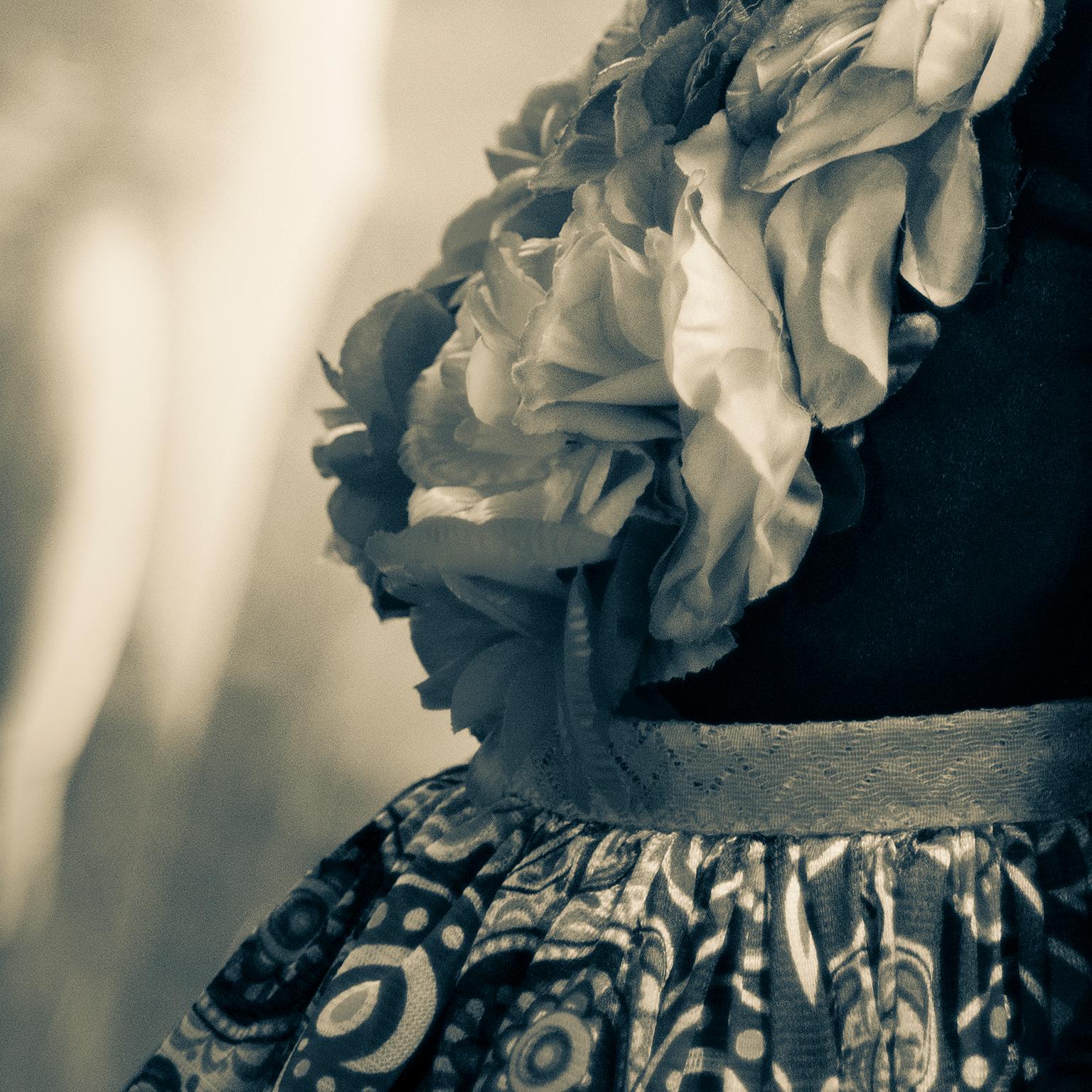 Sie hat Haltung! Junges Mädchen, gekleidet für den Tag der Toten, Schwarzweiß, Dia de los Muertos, Isla Mujeres, Mexiko, 2023

Foto von Cosmo Condina in  Schwarz-Weiß-Foto eines jungen Mädchens, das für die Feier des Tages der Toten gekleidet ist.