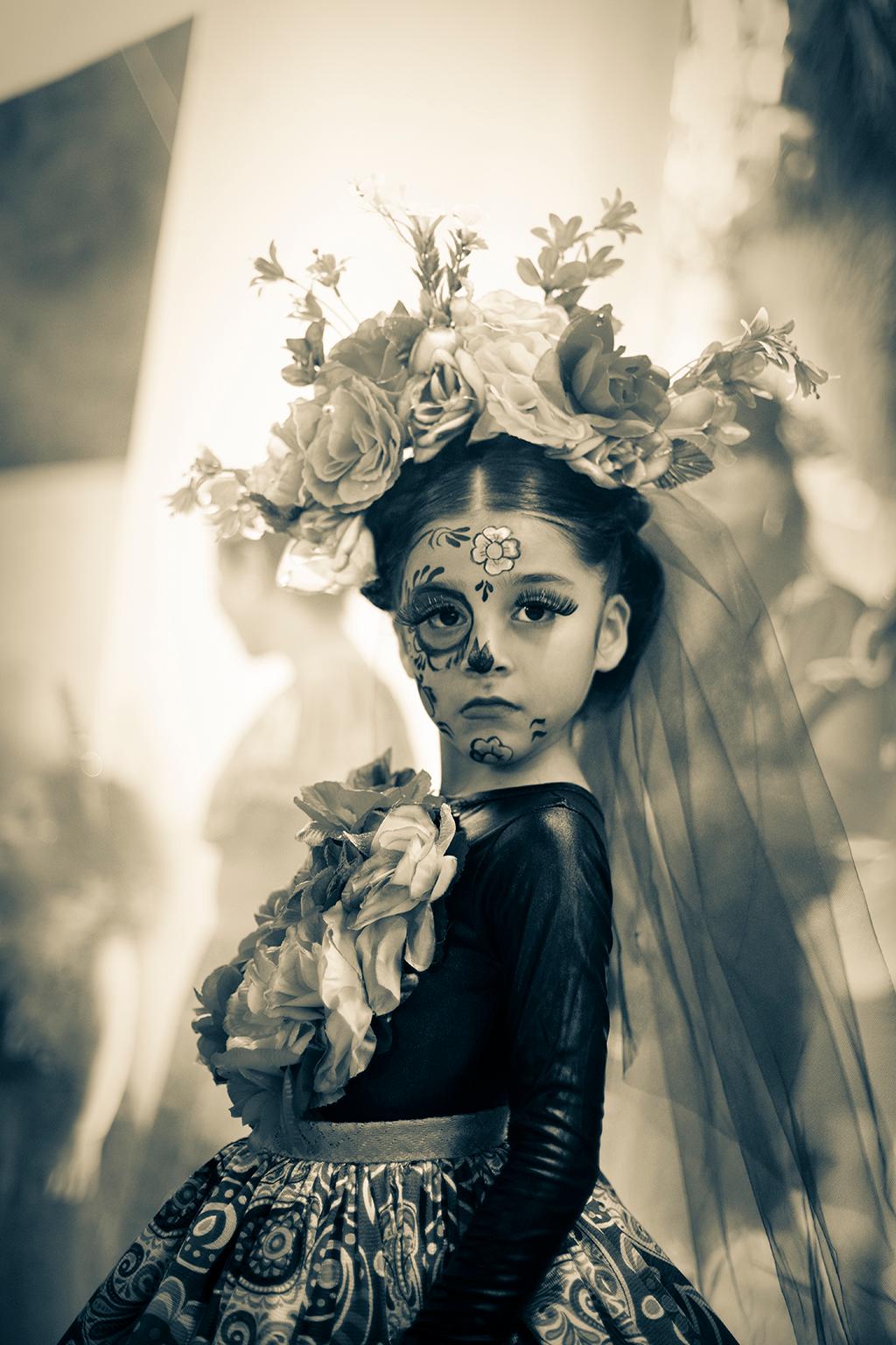 Sie hat Haltung! Young girl dressed for Day of the Dead, B&W, Mexiko, 2023 im Angebot 1