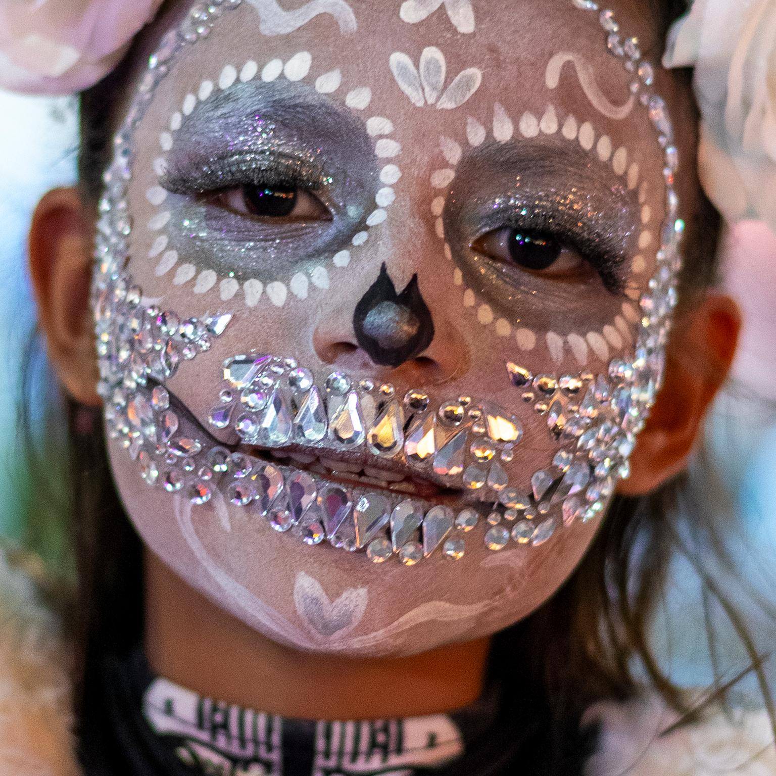 Junges Mädchen zum Totentag gekleidet, Dia de los Muertos, Isla Mujeres, Mexiko – Photograph von  Cosmo Condina
