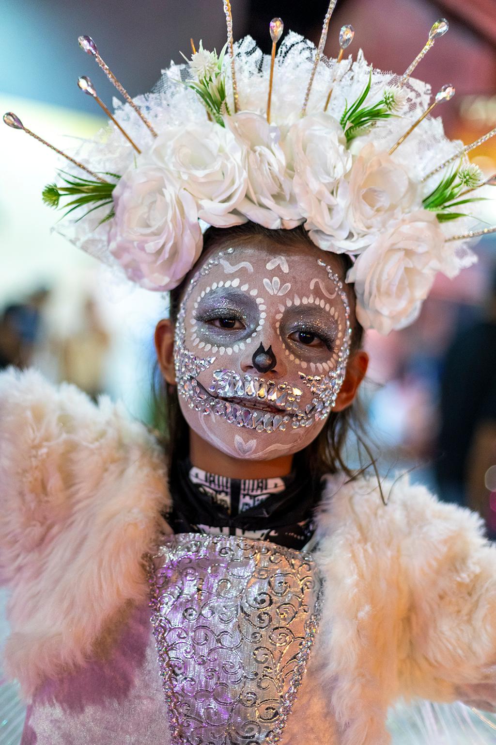 Junges Mädchen zum Totentag gekleidet, Dia de los Muertos, Isla Mujeres, Mexiko im Angebot 1