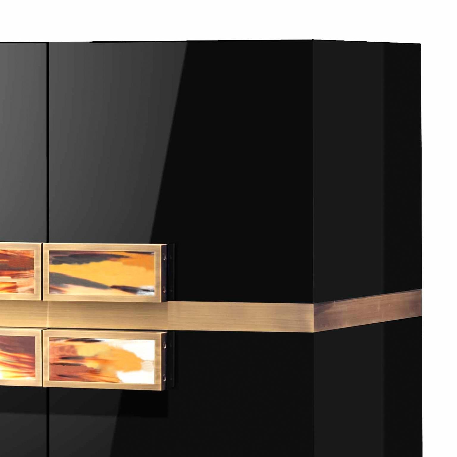 Offering an array of exquisite characteristics, our Cosmopolitan bar cabinet will add a touch of elegance to your entertaining space. Boasting four doors in glossy black lacquered wood, the design is enhanced by elegant handles in polished horn and
