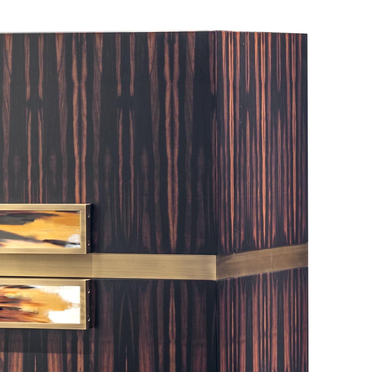 Contemporary Cosmopolitan Bar Cabinet in Glossy Black Lacquer and Corno Italiano, Mod. 6027 For Sale