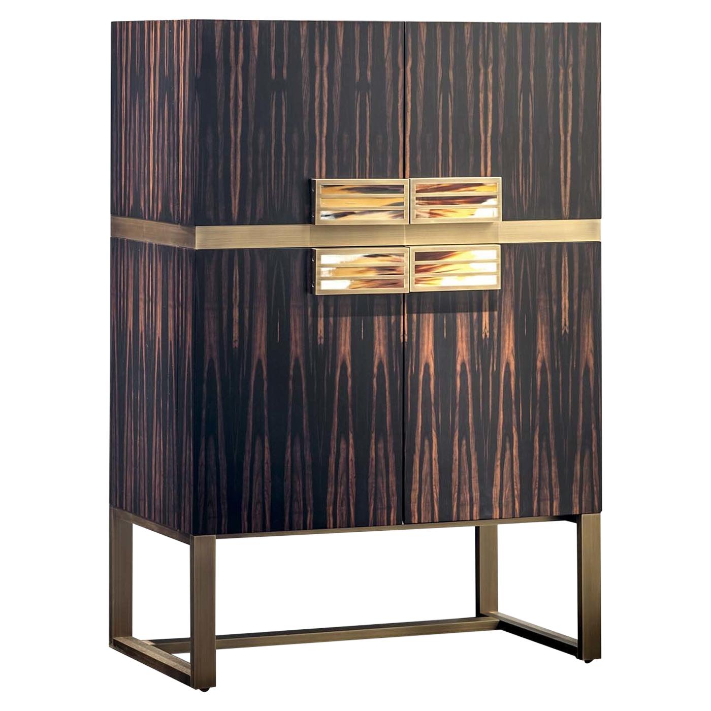 Meuble de rangement cosmopolite avec coffret