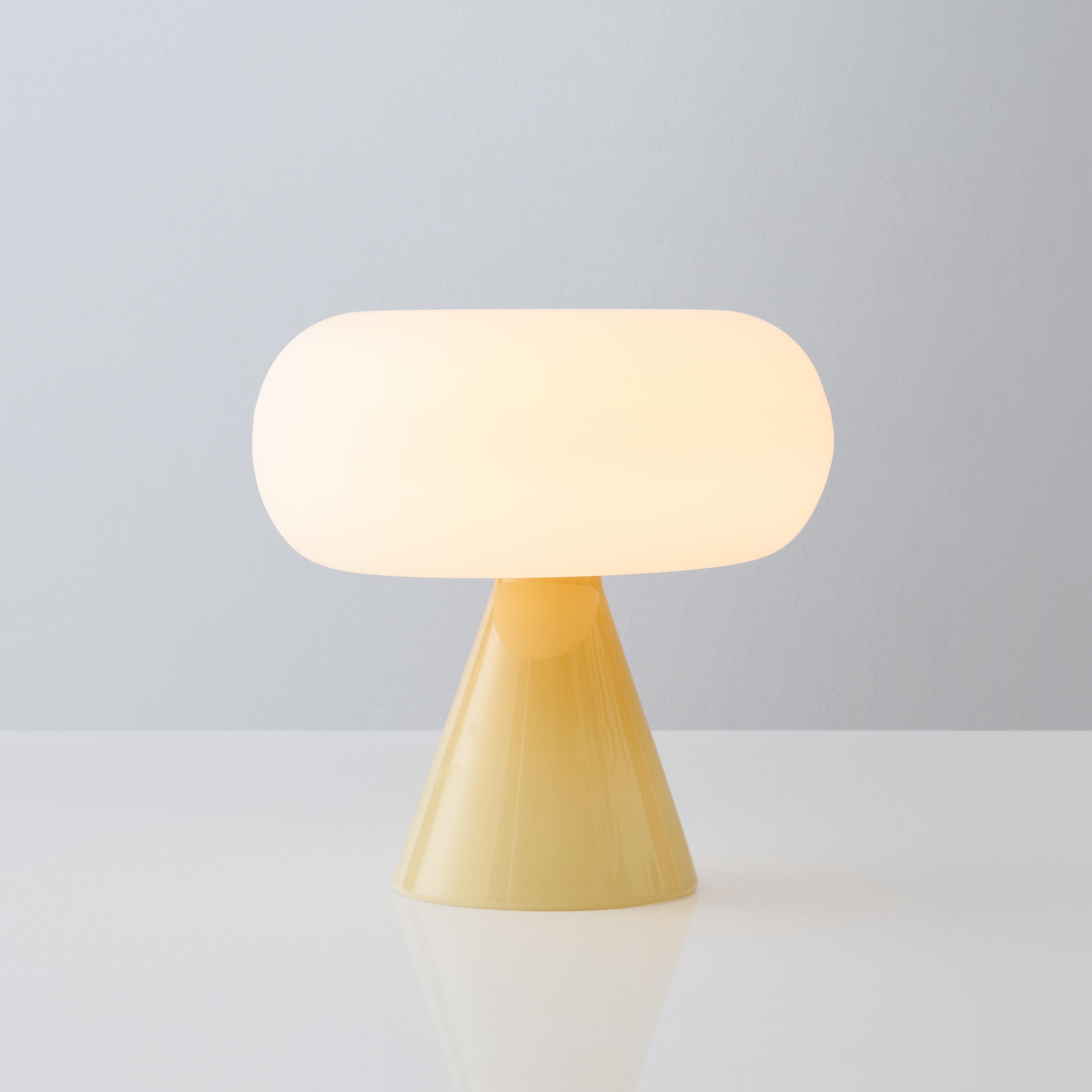 Lampe de table Cosmos 02 de Noiro Studio
Dimensions : D 25 x H 22 cm.
Matériaux : Verre.

Fabriquée à la main à New York en utilisant les meilleures techniques de soufflage du verre, notre collection Cosmos est une œuvre d'art vraiment unique.