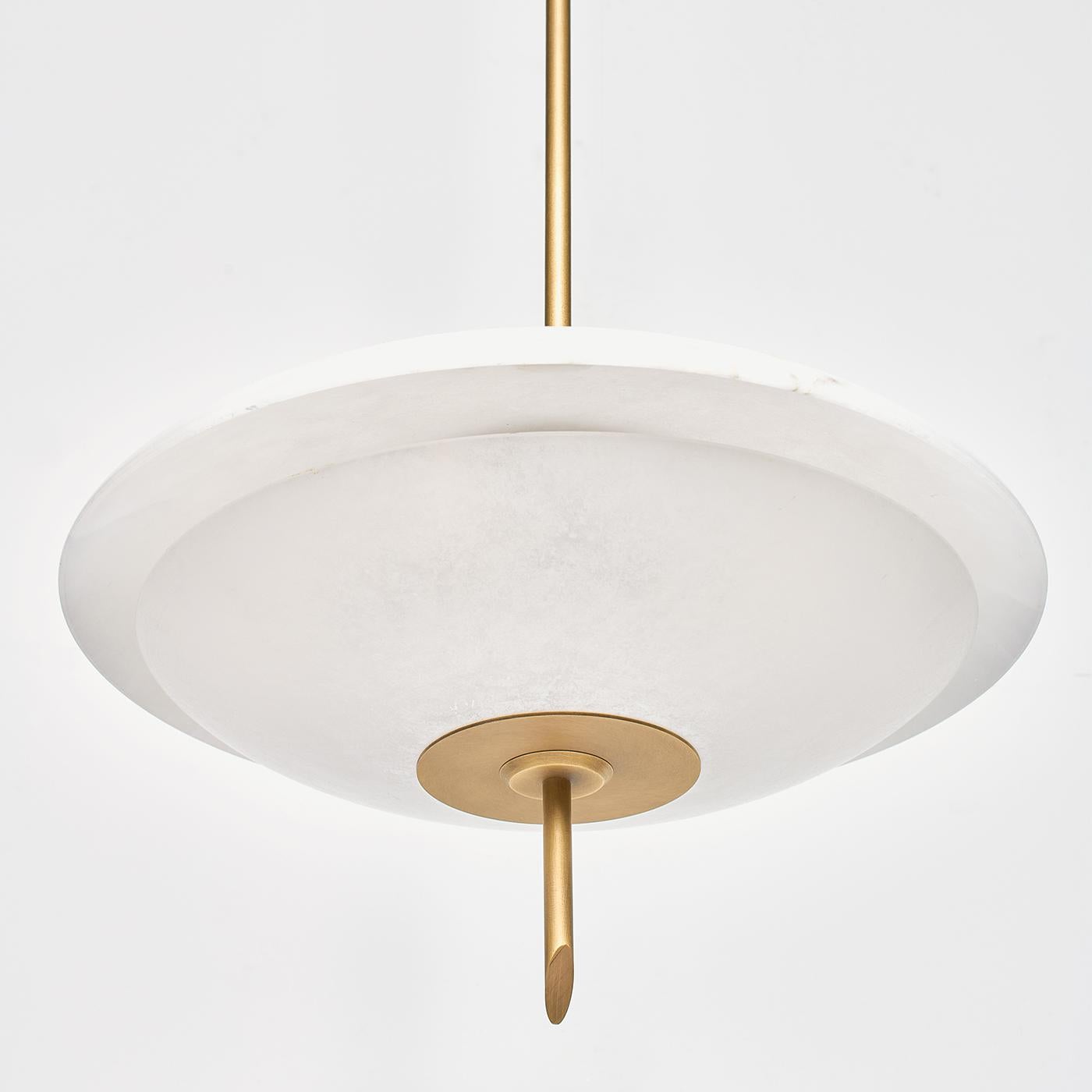 Le lustre Cosmos s'inspire de l'esthétique épurée des années 1950, incarnant l'esprit pionnier de l'ère spatiale. Ses plaques d'albâtre convexes diffusent doucement une lumière chaude, créant une atmosphère accueillante dans n'importe quel espace.