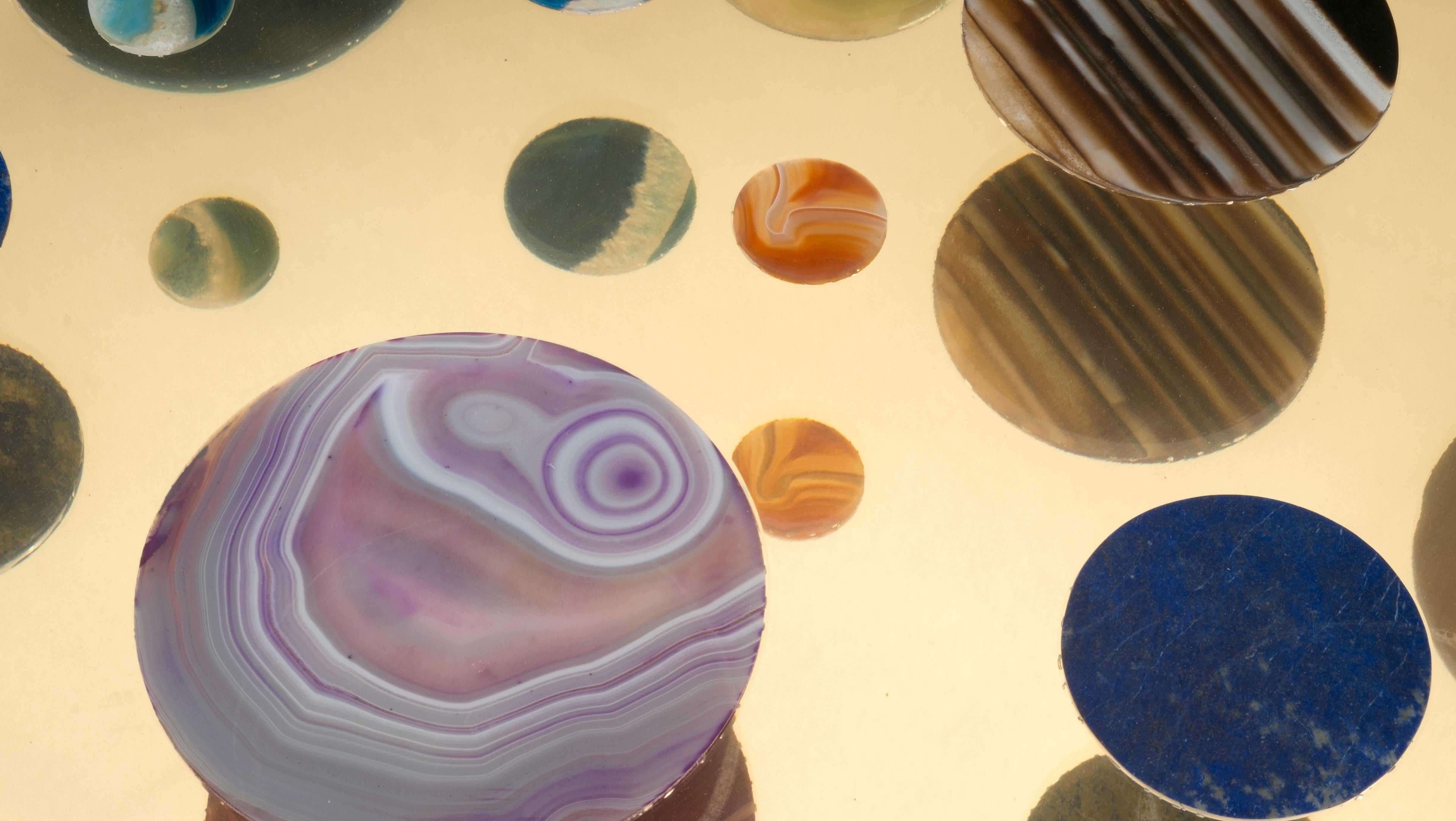 Couchtisch Modell Cosmos aus transparentem Plexiglas mit Achatscheiben in verschiedenen Farben und mit Messingbeinen, entworfen von Studio Superego für Superego Editions.

Superego editions wurde 2006 gegründet und führt eine konstante