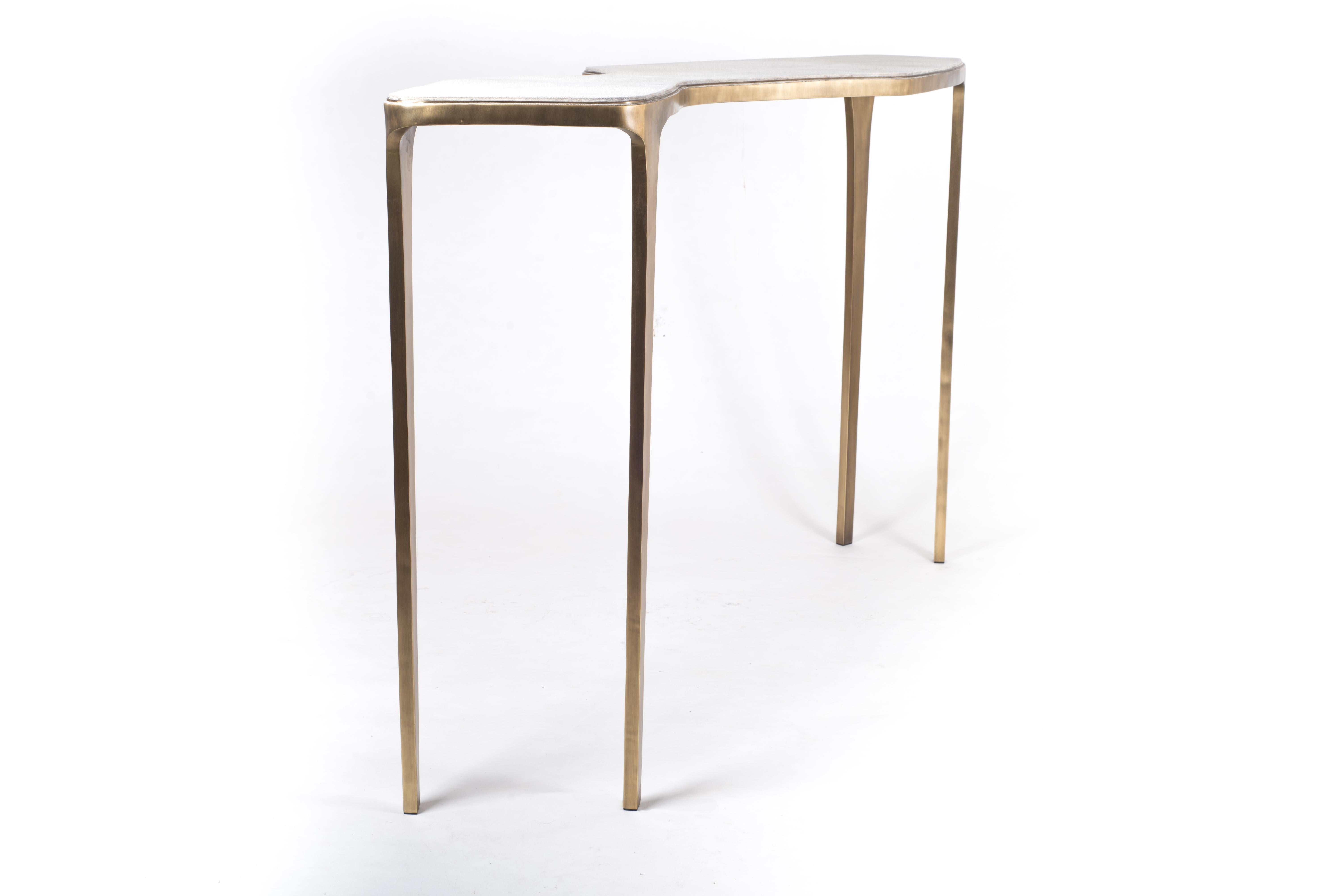 Français Table console Cosmos en galuchat crème et laiton bronze-patina de R&Y Augousti en vente