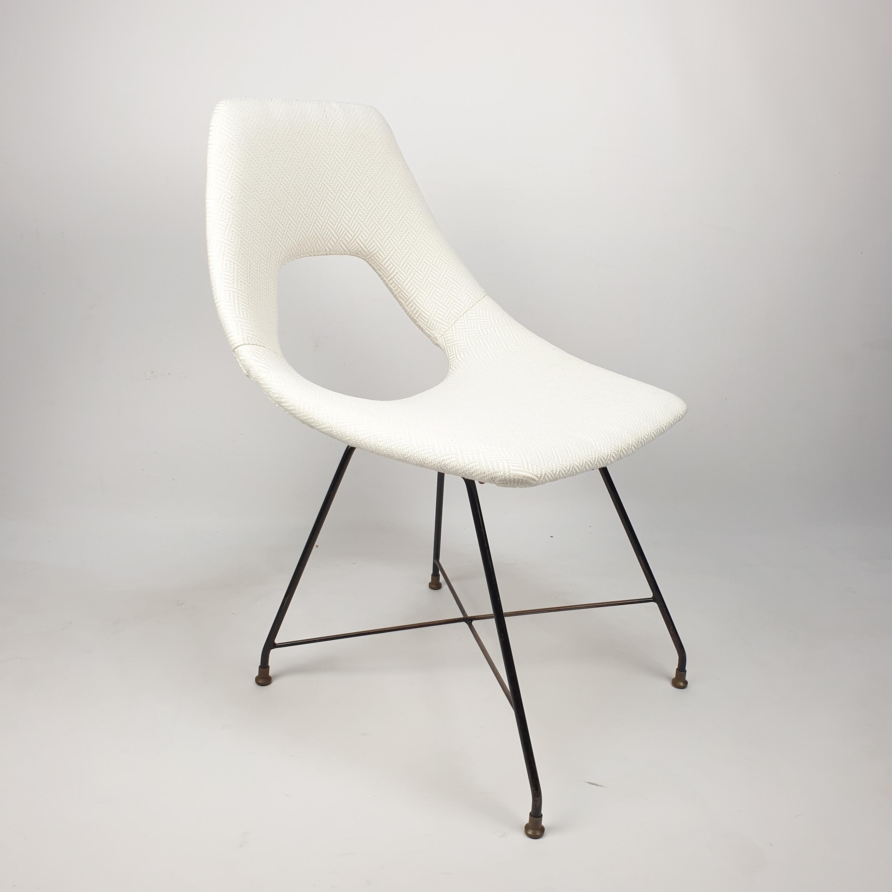 Superbe et très rare chaise de salle à manger conçue par Augusto Bozzi et fabriquée par Saporiti, Italie 1954. La chaise a une structure en fil métallique laqué noir avec des pieds en laiton. La chaise est nouvellement tapissée d'un tissu Dedar