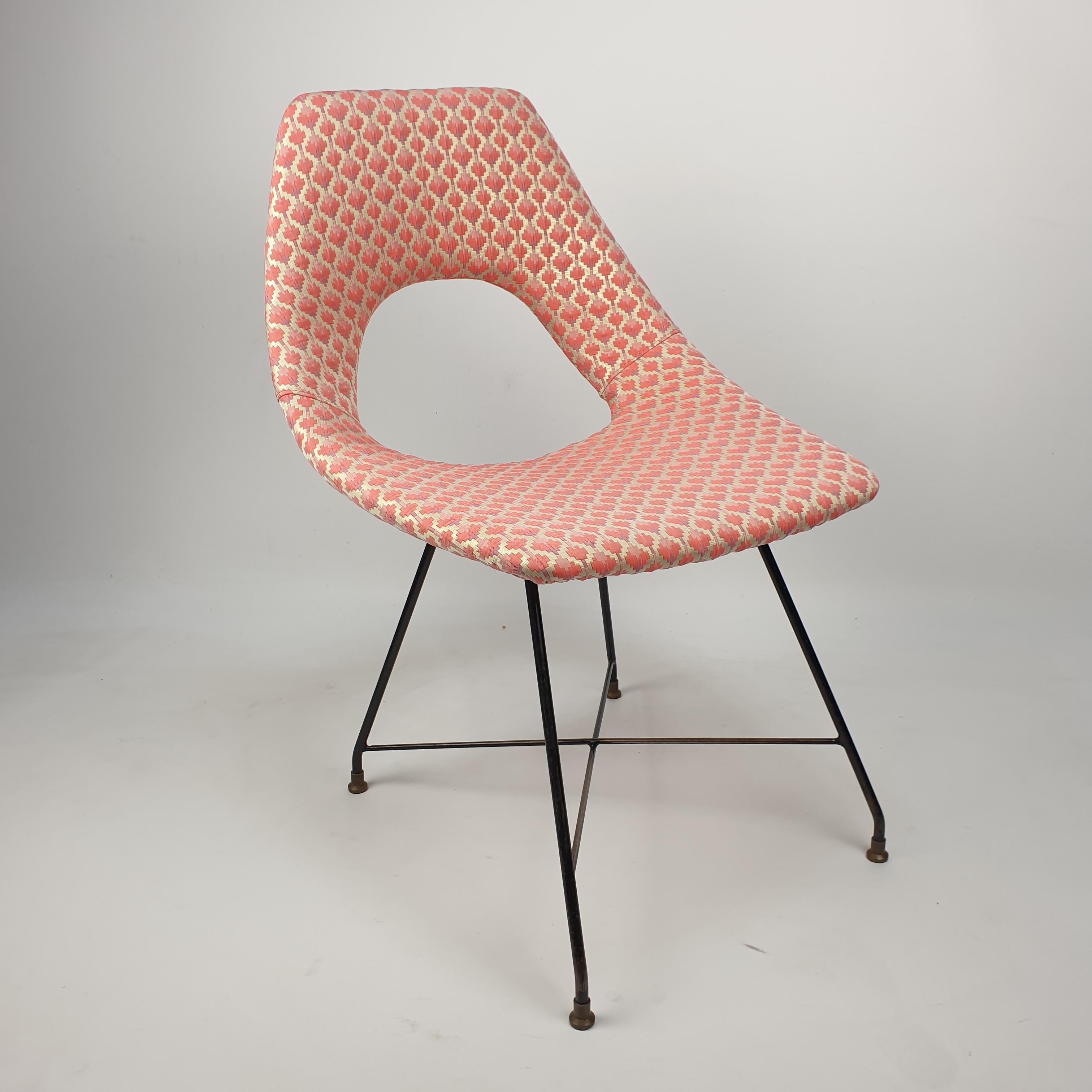 Superbe et très rare chaise de salle à manger conçue par Augusto Bozzi et fabriquée par Saporiti, Italie, 1954. La chaise a une structure en fil métallique laqué noir avec des pieds en laiton. La chaise est nouvellement tapissée d'un tissu Dedar
