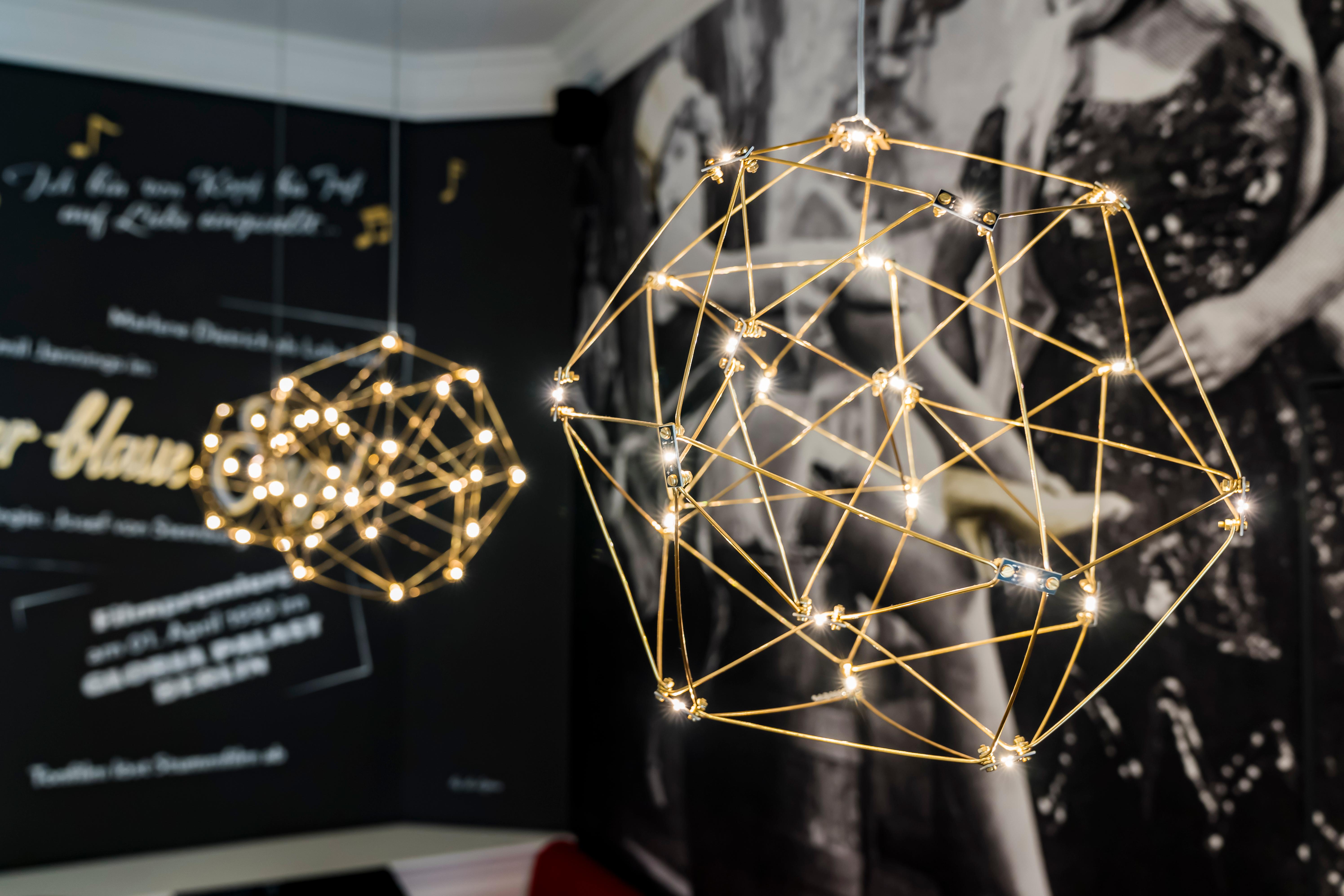 Versione unica della Cosmos Globe diam. 80: questa lampada è realizzata in rame (rosso) e questo colore è stato eliminato dal produttore. 
Dispone di 45 led di colore 2800K
L'apparecchio viene fornito con un baldacchino e un driver dimmerabile