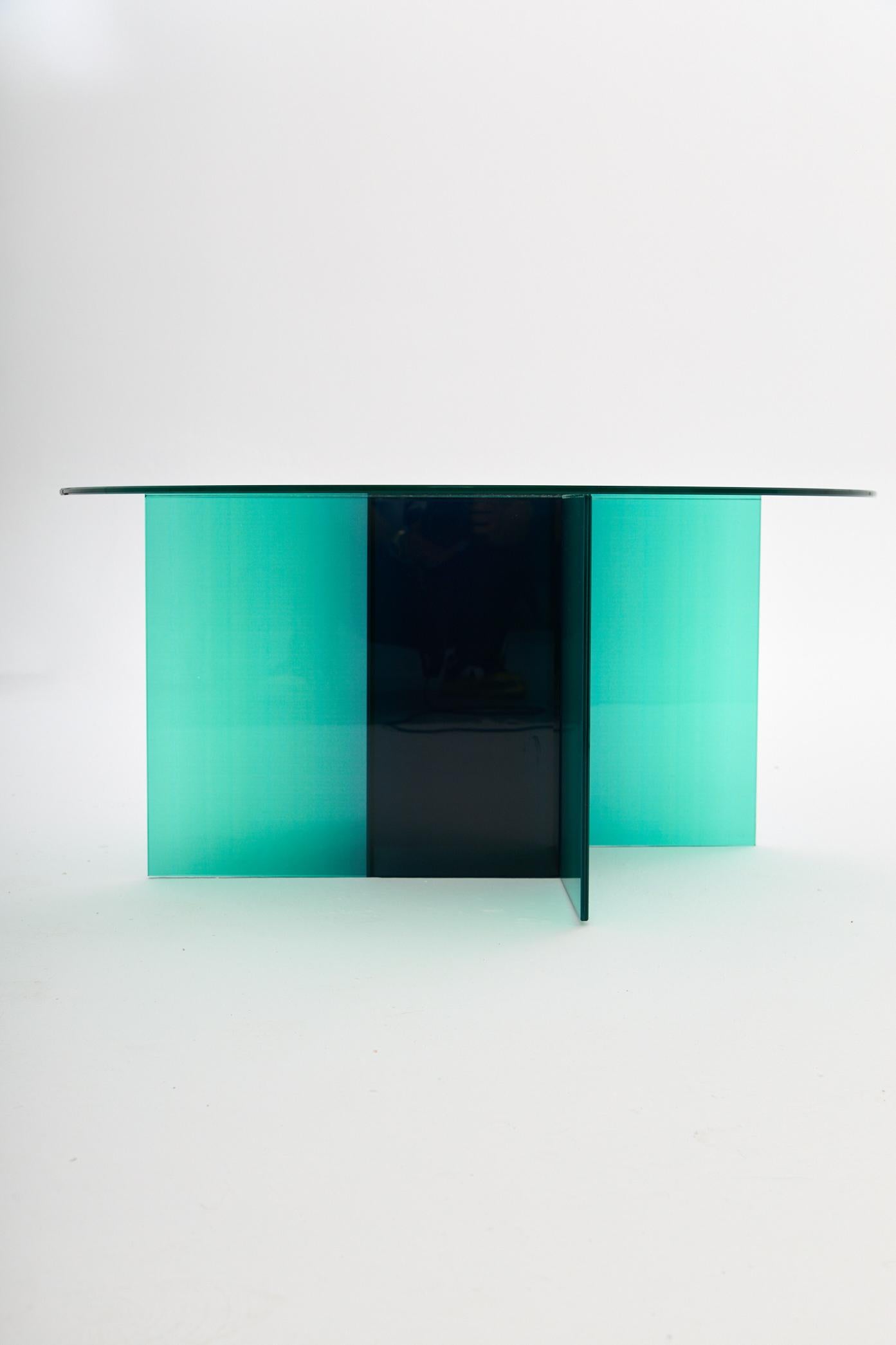 Table basse Cosmos Green par Studio Monsoleil
Dimensions : Ø 90 x H 45 cm : Ø 90 x H 45 cm.
MATERIAL : Verre feuilleté.

La série de tables Cosmos est créée en combinant des verres avec des transitions de couleurs dégradées à l'aide d'une technique