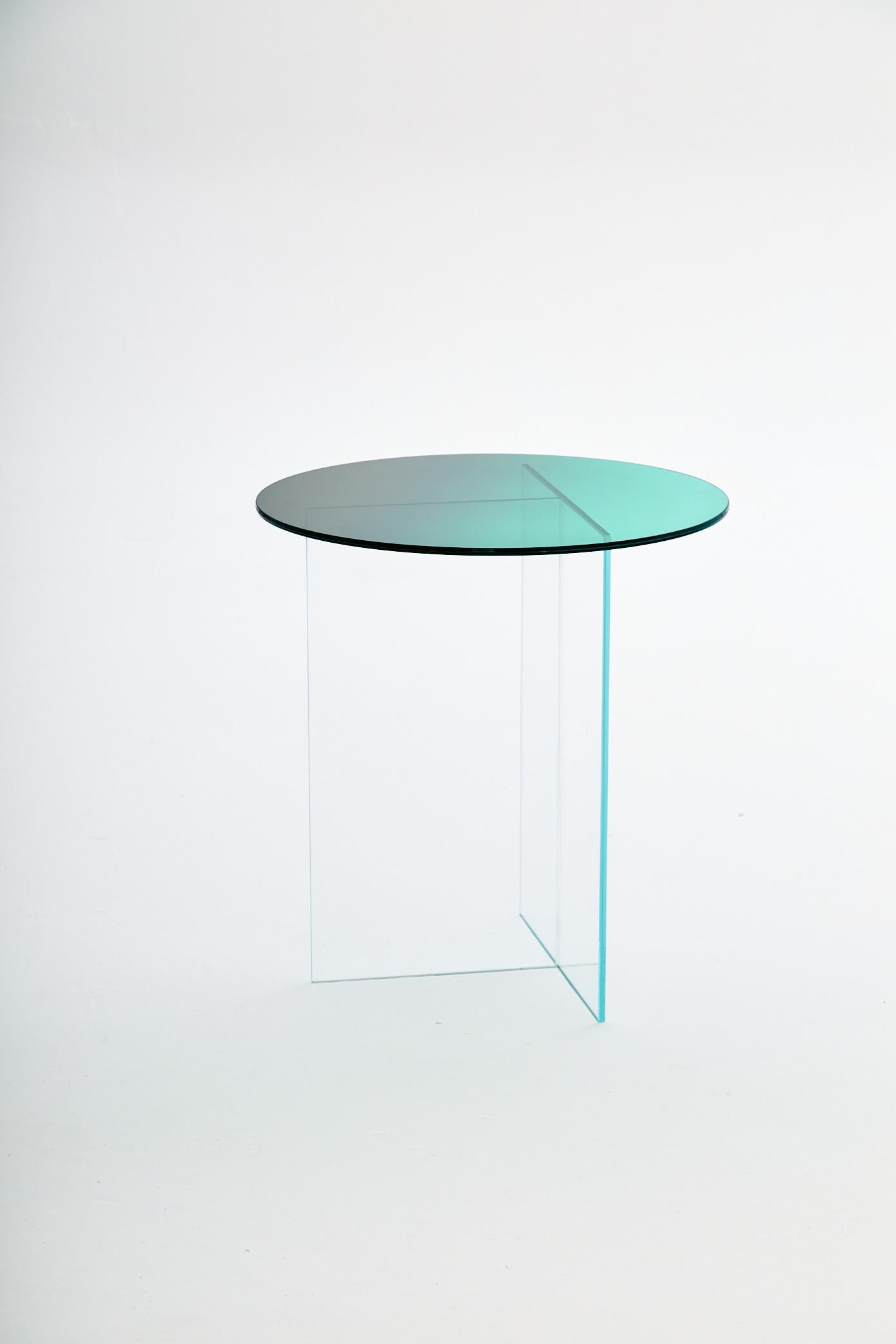Mini table d'appoint Cosmos Green par Studio Monsoleil
Dimensions : Ø 50 x H 55 cm : Ø 50 x H 55 cm.
MATERIAL : Verre feuilleté.

La série de tables Cosmos est créée en combinant des verres avec des transitions de couleurs dégradées à l'aide d'une
