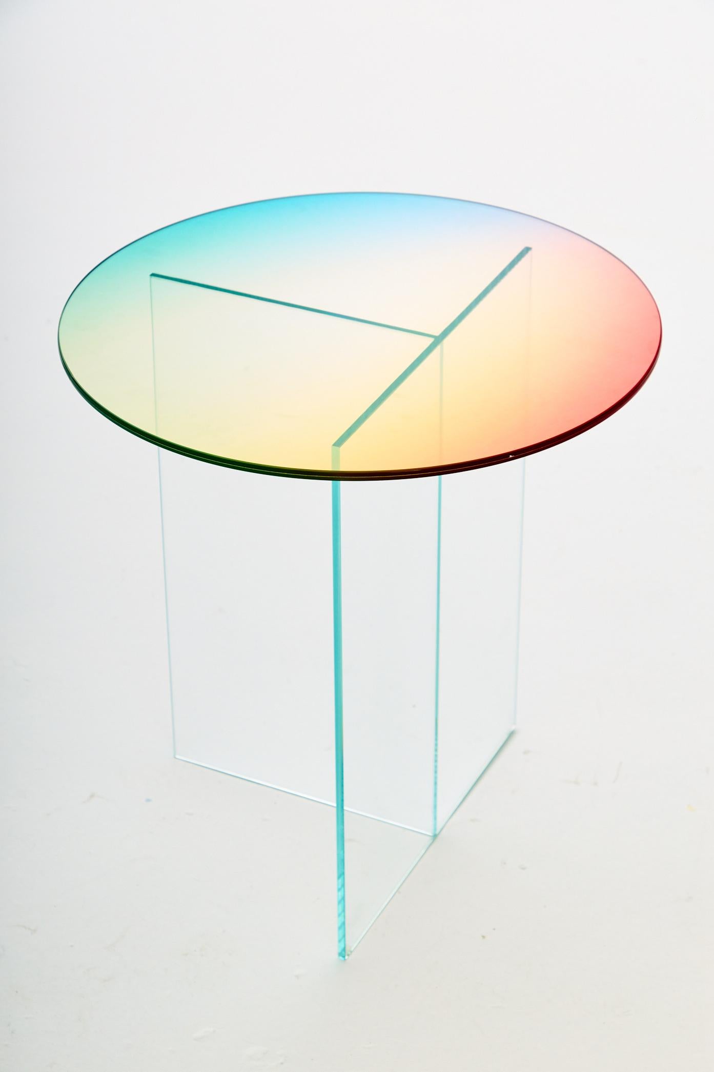 Table d'appoint Cosmos par Studio Monsoleil
Dimensions : Ø 50 x H 55 cm : Ø 50 x H 55 cm.
MATERIAL : Verre feuilleté.

La série de tables Cosmos est créée en combinant des verres avec des transitions de couleurs dégradées à l'aide d'une technique de