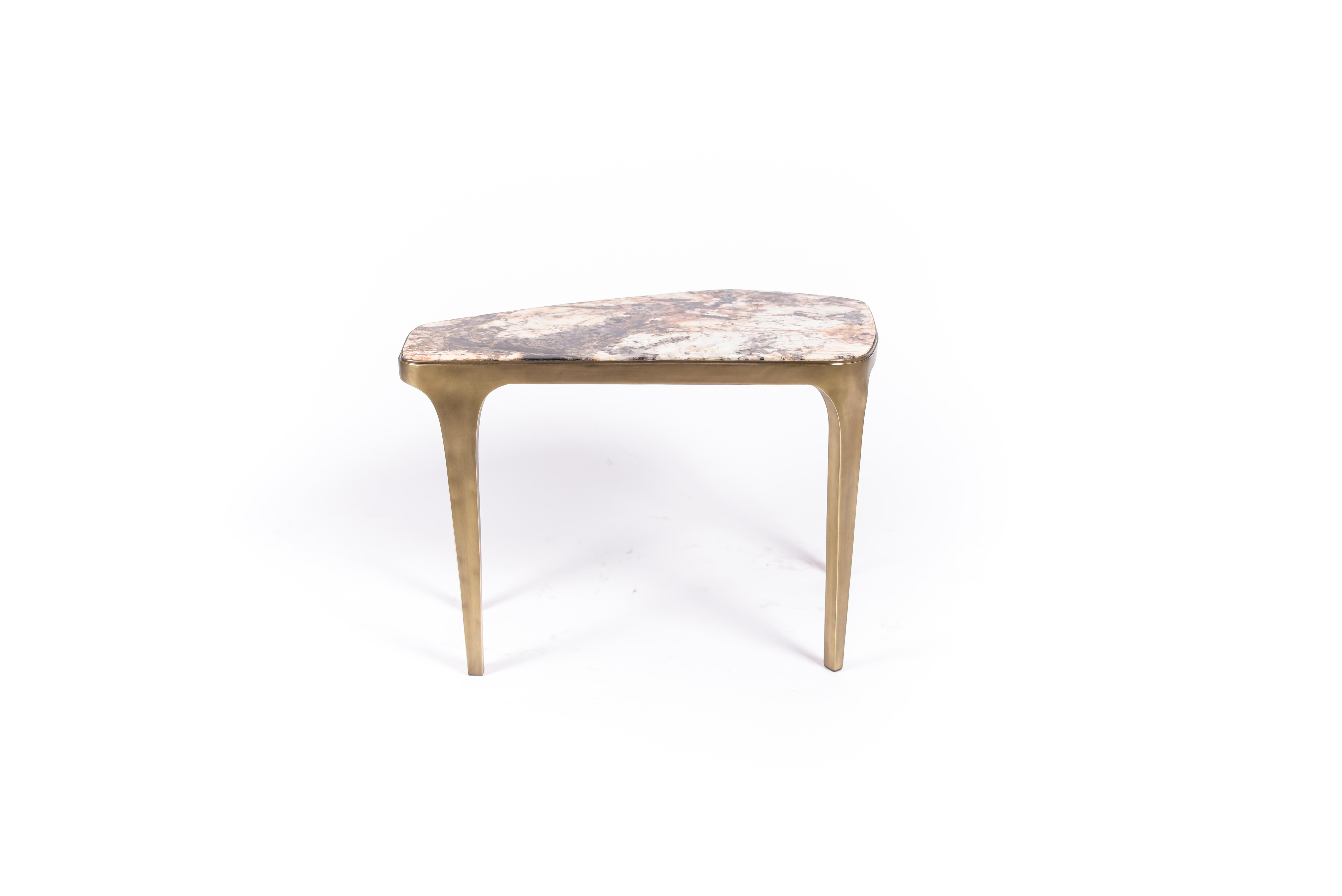 Art déco Table basse gigogne Cosmos en pierre de Hwana et laiton bronze-patina de R&Y Augousti en vente