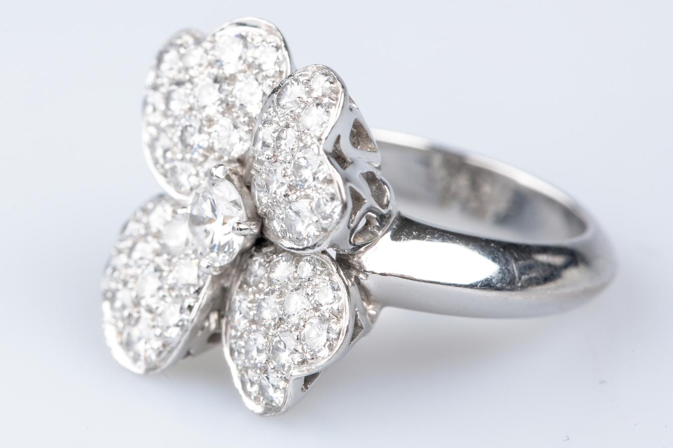 Cosmos-Ring von Van Cleef & Arpels mit 53 Diamanten  im Zustand „Hervorragend“ im Angebot in Monte-Carlo, MC