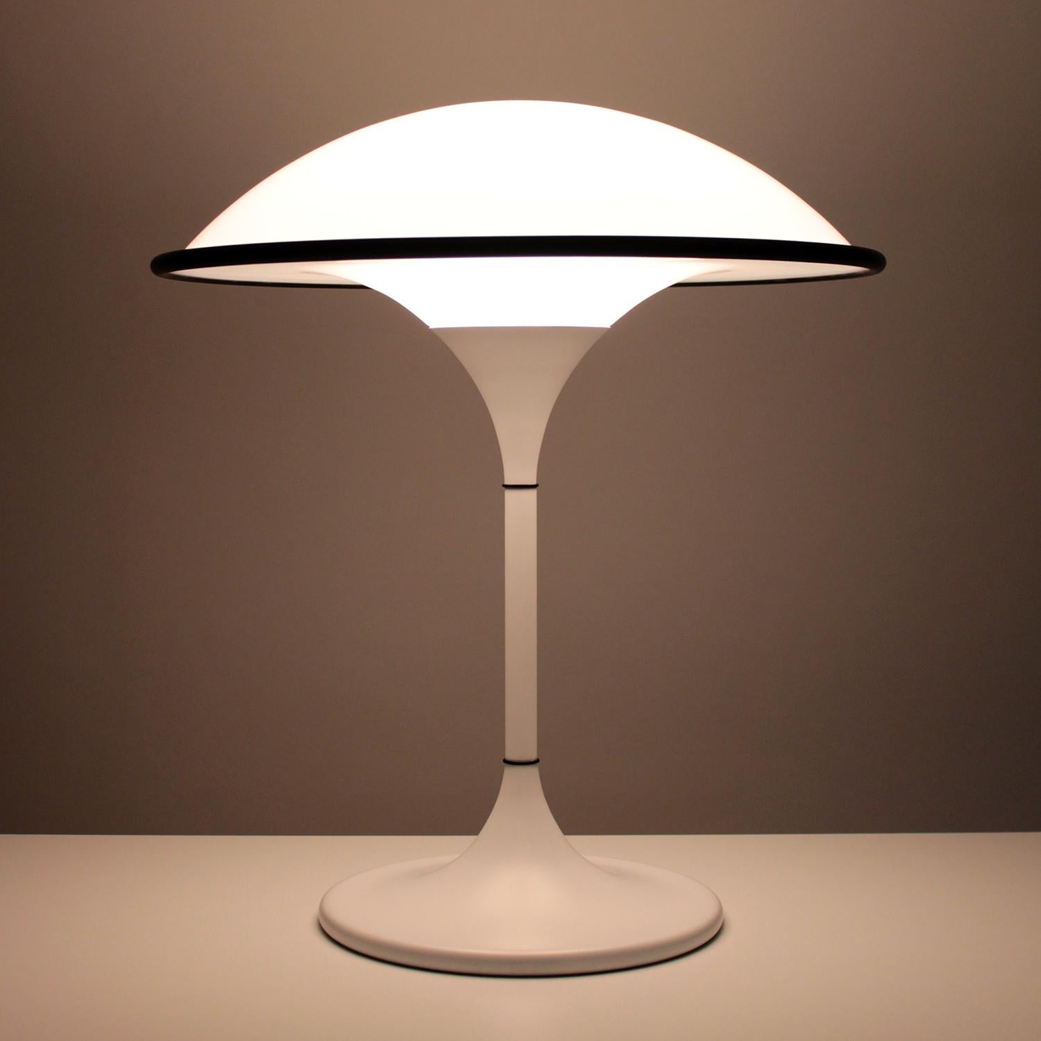 Cosmos table lamp - designed by Preben Jacobsen in 1984 and produced by Fog & Mørup. Very stylish Danish modern white table lamp in rare excellent vintage condition.

A white round metal base, emerging into a white metal stem with two thin black