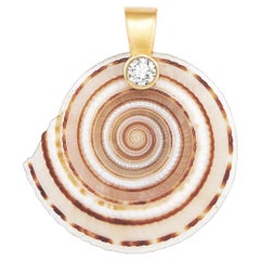 Pendentif en forme de coquillage A Costa avec diamant naturel