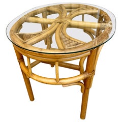 Mesa auxiliar boho de bambú partido y ratán de estilo costero/bohemio. Alrededor de 1980