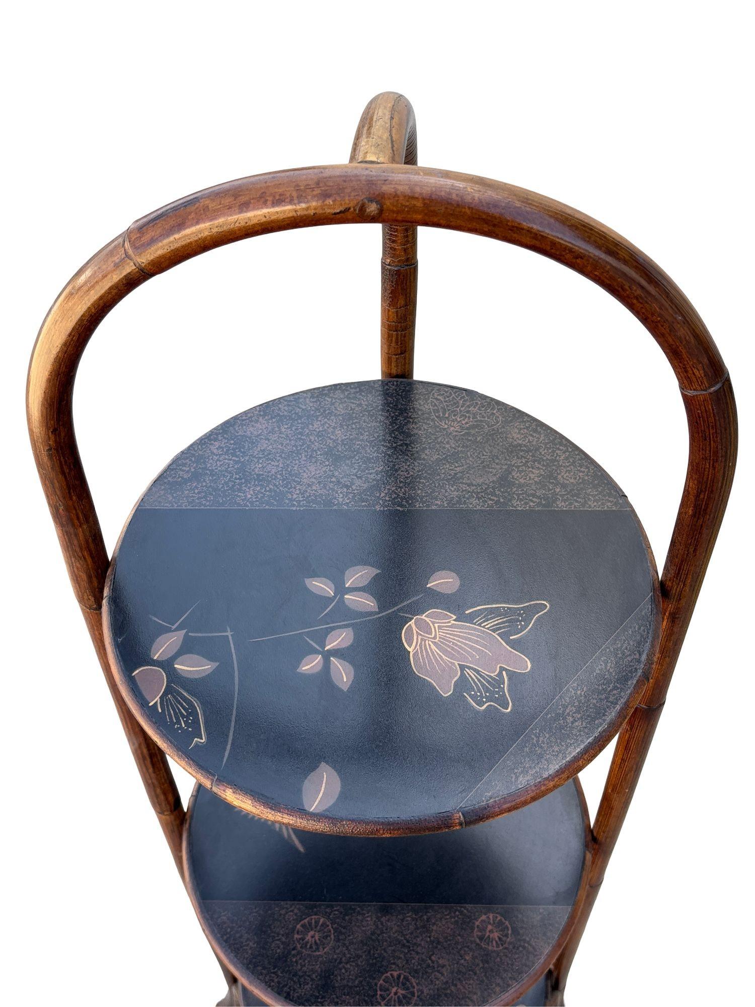 Costal Three Tiered Dark Stained Rattan Shelf w East Asian Motif Tops finales del siglo XX en venta