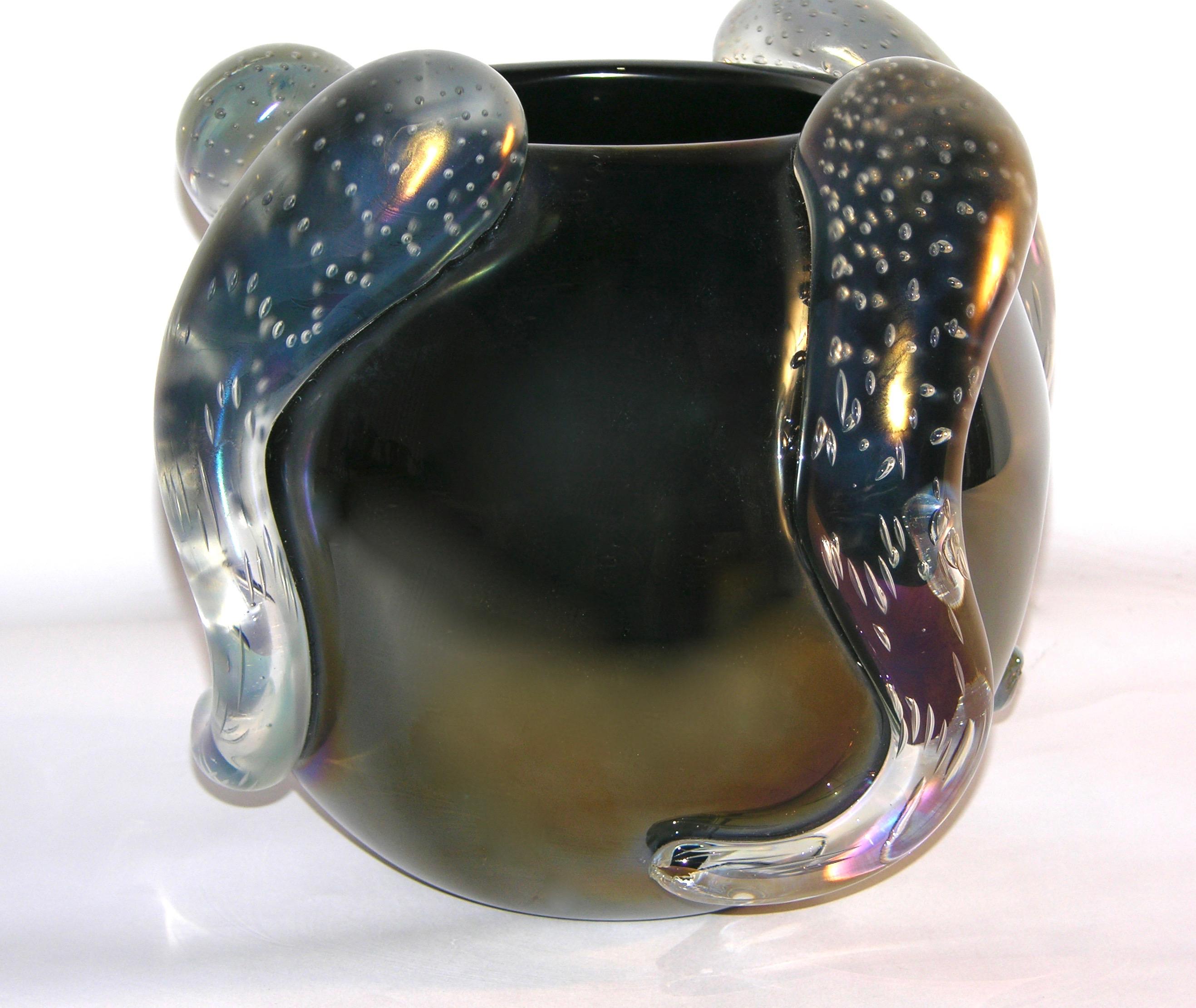 Une paire de magnifiques vases ronds très organiques en verre soufflé de Murano, fin du 20e siècle, signés par Costantini, le corps d'un noir profond travaillé avec une iridescence étendue et sophistiquée qui réfracte la lumière avec des couleurs