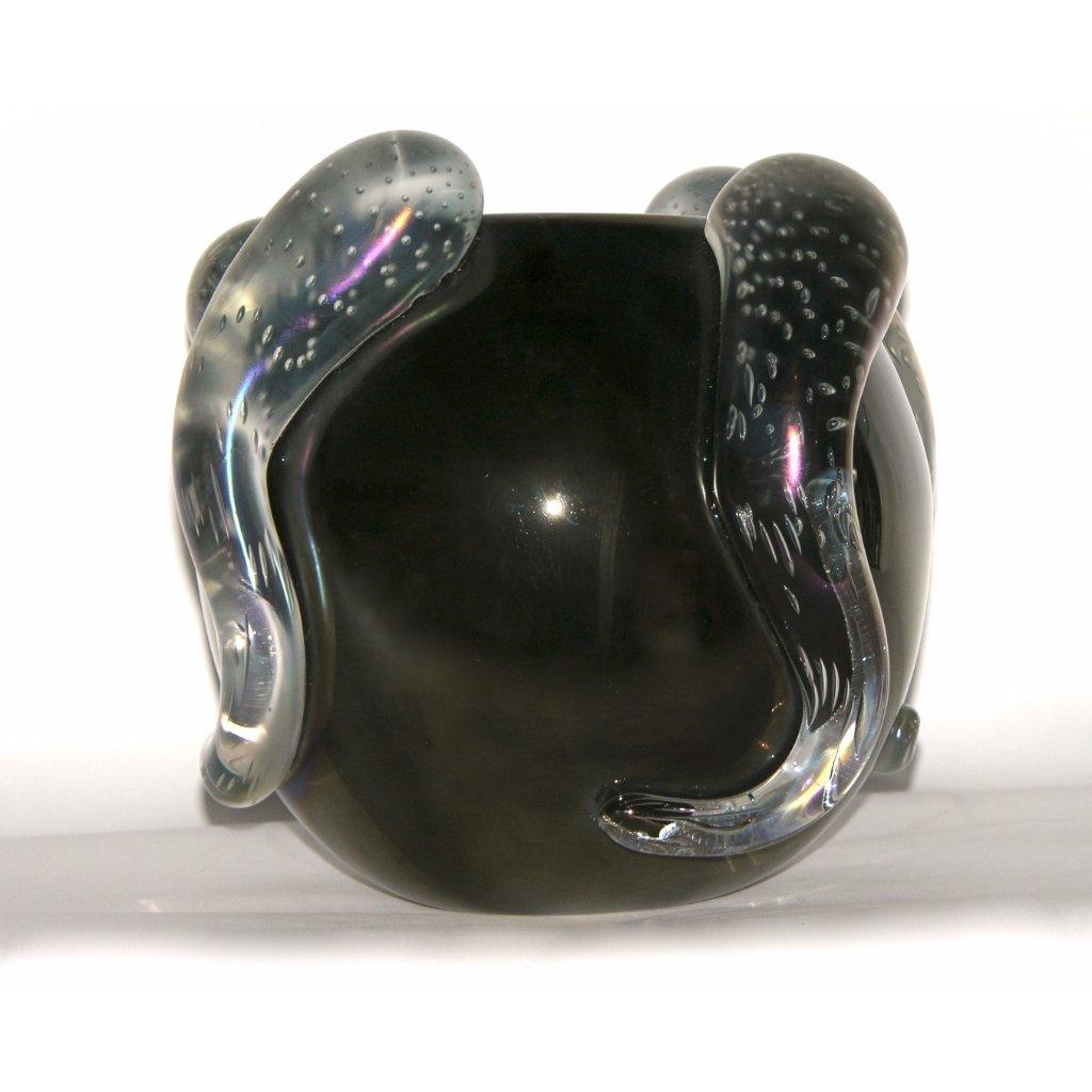 Un magnifico vaso rotondo molto organico in vetro soffiato di Murano, fine del XX secolo, firmato Costantini. Il corpo nero profondo è lavorato con un'ampia e sofisticata iridescenza che rifrange la luce con i colori dell'arcobaleno. La forma è
