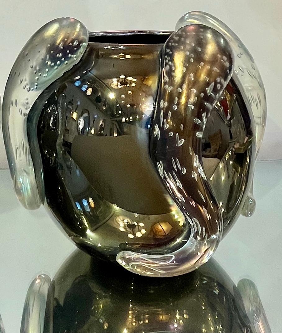 Vetro artistico Costantini Scultura Italiana Vaso rotondo in vetro di Murano nero iridescente in vendita