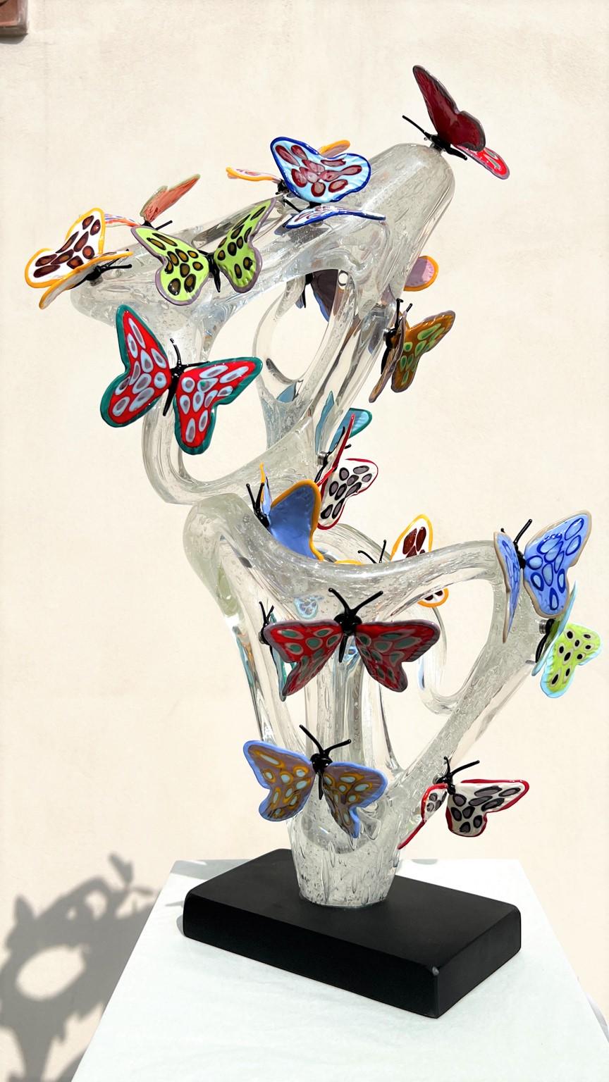 Handmade Crystal Pulegoso Murano Glas Skulptur Unendlichkeit mit 21 in Paste mehrfarbigen Schmetterlingen mit Magneten befestigt. 
Moderne Skulptur ideal für eine moderne und rustikale klassische Umgebung, für jedermann. Diese Arbeit wurde in
