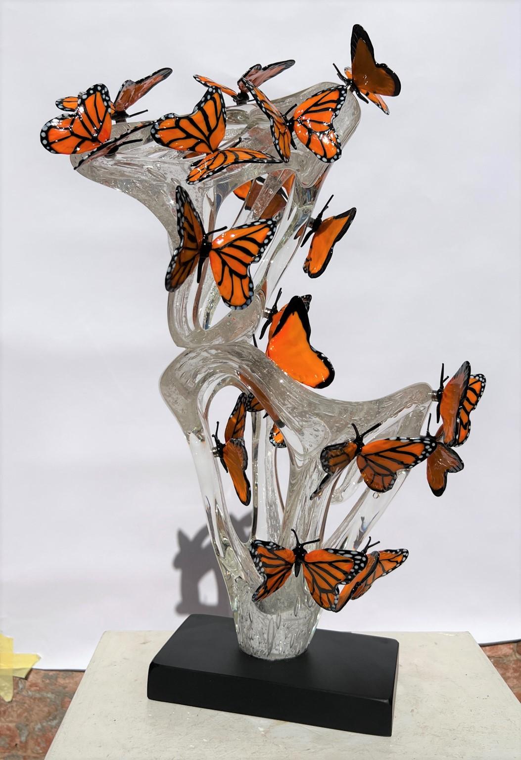 Fatto a mano Costantini Diego Scultura moderna in vetro di Murano con farfalle e infinito in vendita