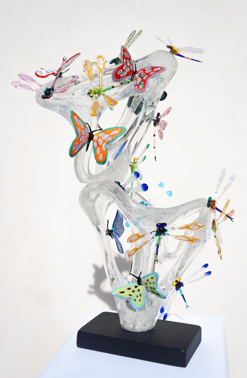 Sculpture en verre de Murano faite à la main avec 21 papillons et libellules multicolores attachés par un aimant.
Sculpture moderne idéale pour un environnement moderne et rustique classique, pour tous. Ce travail a été réalisé en Collaboration