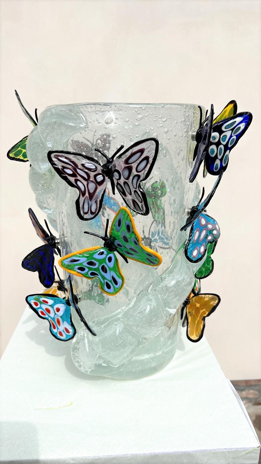 Costantini Diego Modern Crystal Pulegoso Made Murano Glass Vase avec papillons en vente 3