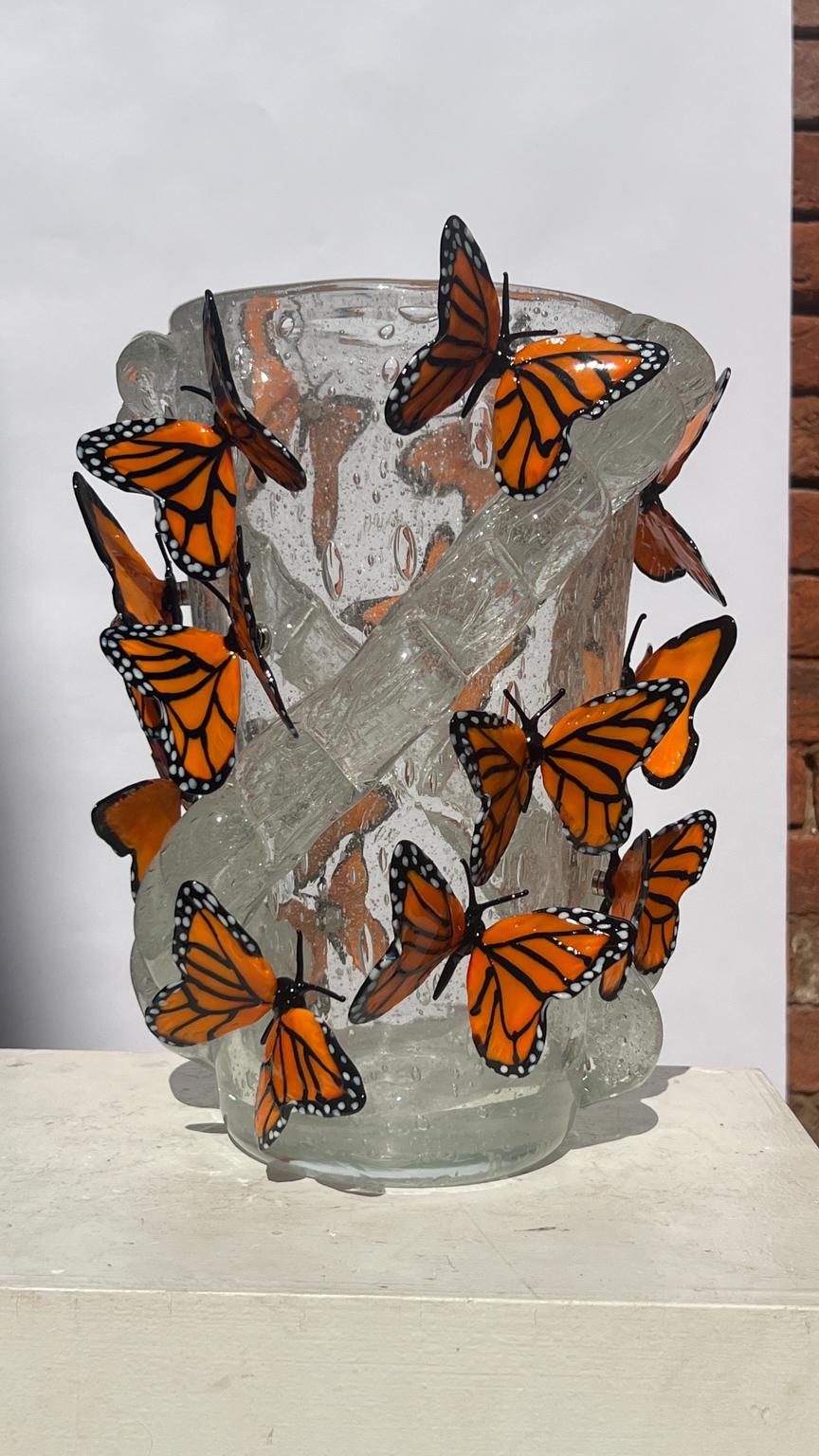 Costantini Diego Modern Crystal Pulegoso Made Murano Glass Vase avec papillons en vente 7