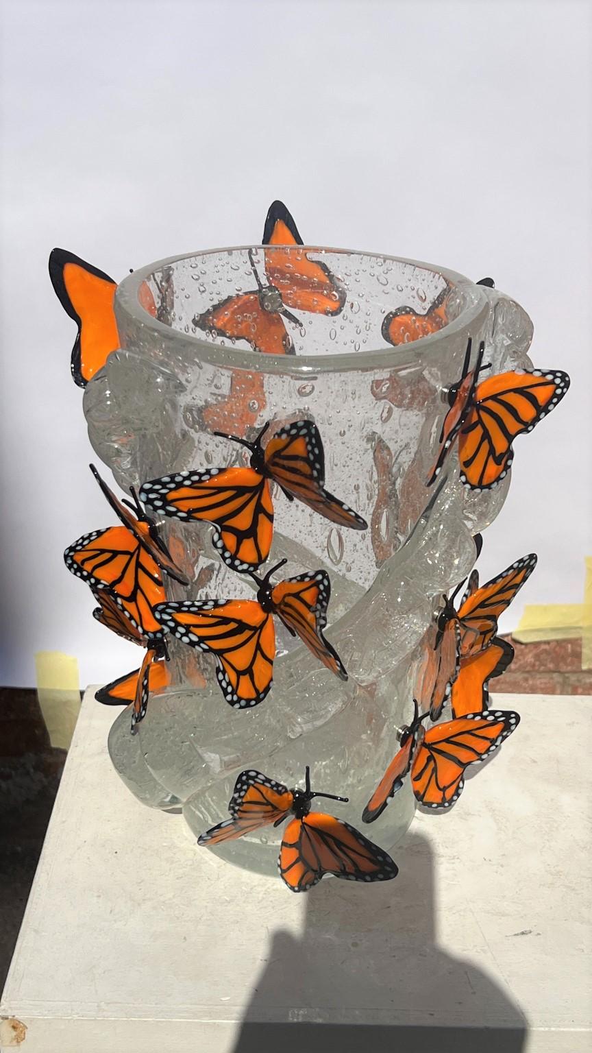 Vase en verre soufflé de Murano fait à la main et 16 papillons monarques attachés avec un aimant. 
Vase moderne idéal pour un environnement moderne et rustique classique, pour tous. Ce travail a été réalisé en Collaboration entre la société