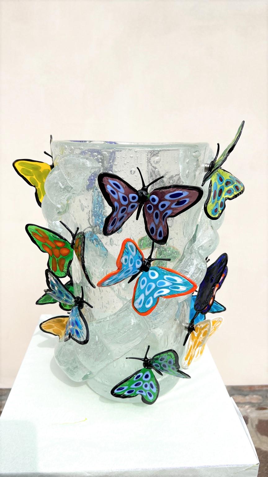 Handgefertigte Kristall Pulegoso Murano Glas geblasen Vase mit 16 transparente mehrfarbige Schmetterlinge mit Magneten befestigt. 
Moderne Vase ideal für eine moderne und rustikale klassische Umgebung, für jedermann. Diese Arbeit wurde in