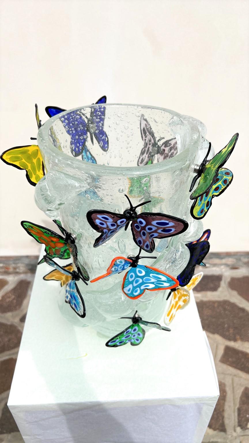 Moderne Costantini Diego Modern Crystal Pulegoso Made Murano Glass Vase avec papillons en vente