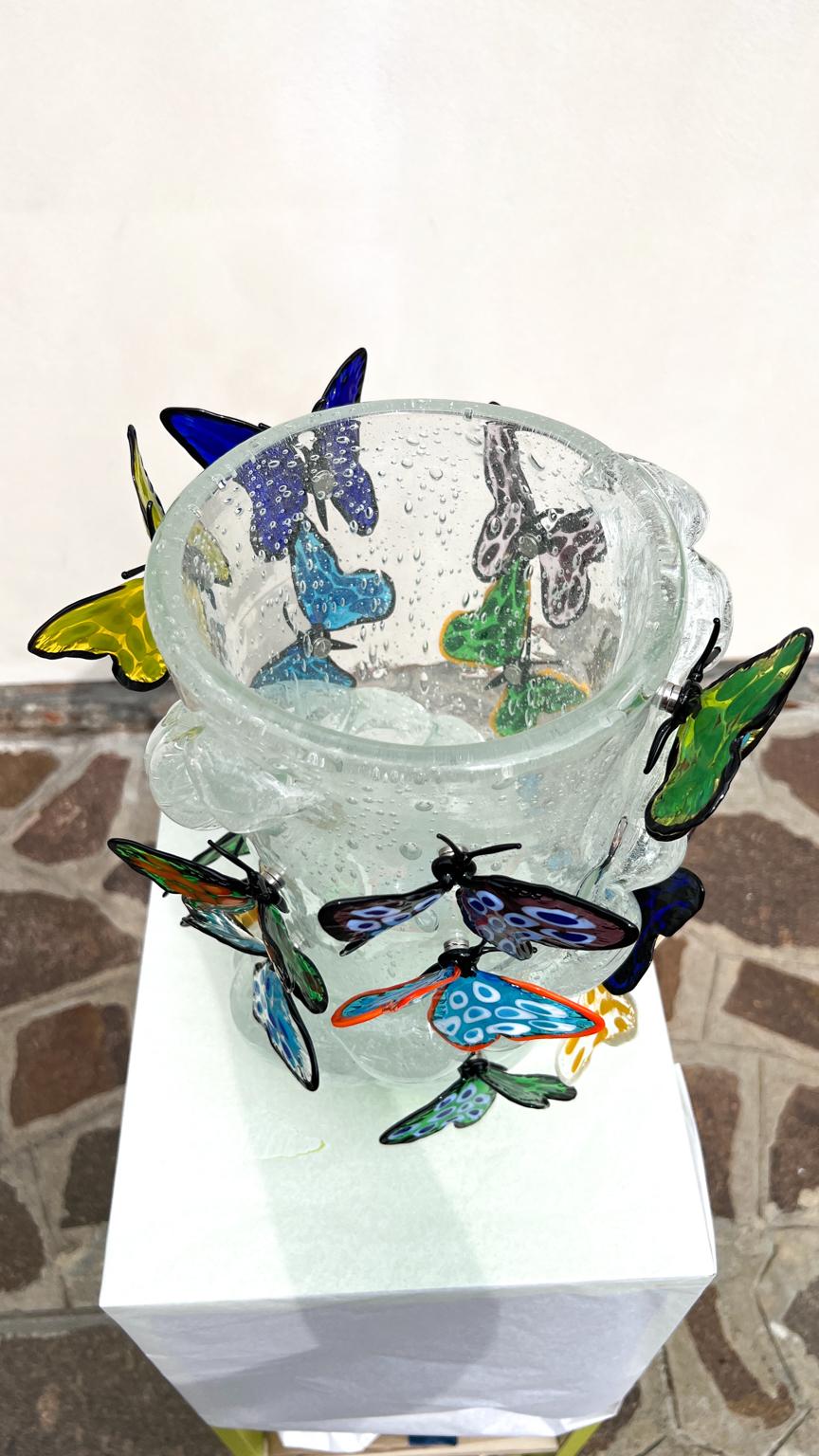 italien Costantini Diego Modern Crystal Pulegoso Made Murano Glass Vase avec papillons en vente