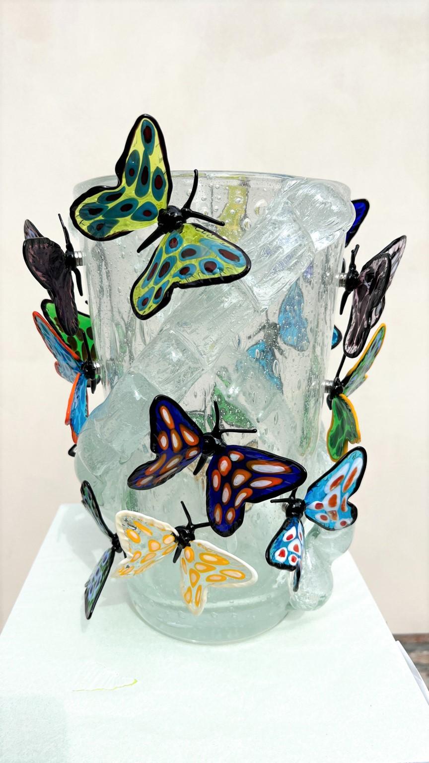 Costantini Diego Modern Crystal Pulegoso Made Murano Glass Vase avec papillons en vente 2