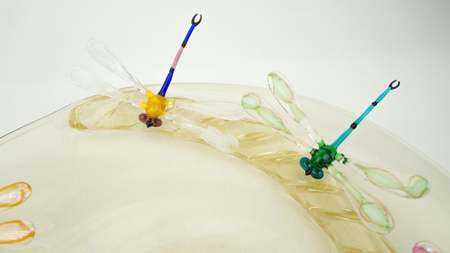 Vetro artistico Piatto in vetro di Murano moderno in oro vero di Costantini Diego con libellule in vendita