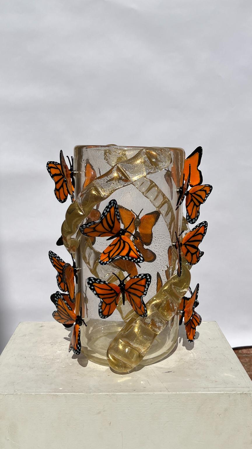 Costantini Diego Modern Real Gold Made Murano Glass Vase avec papillons en vente 1