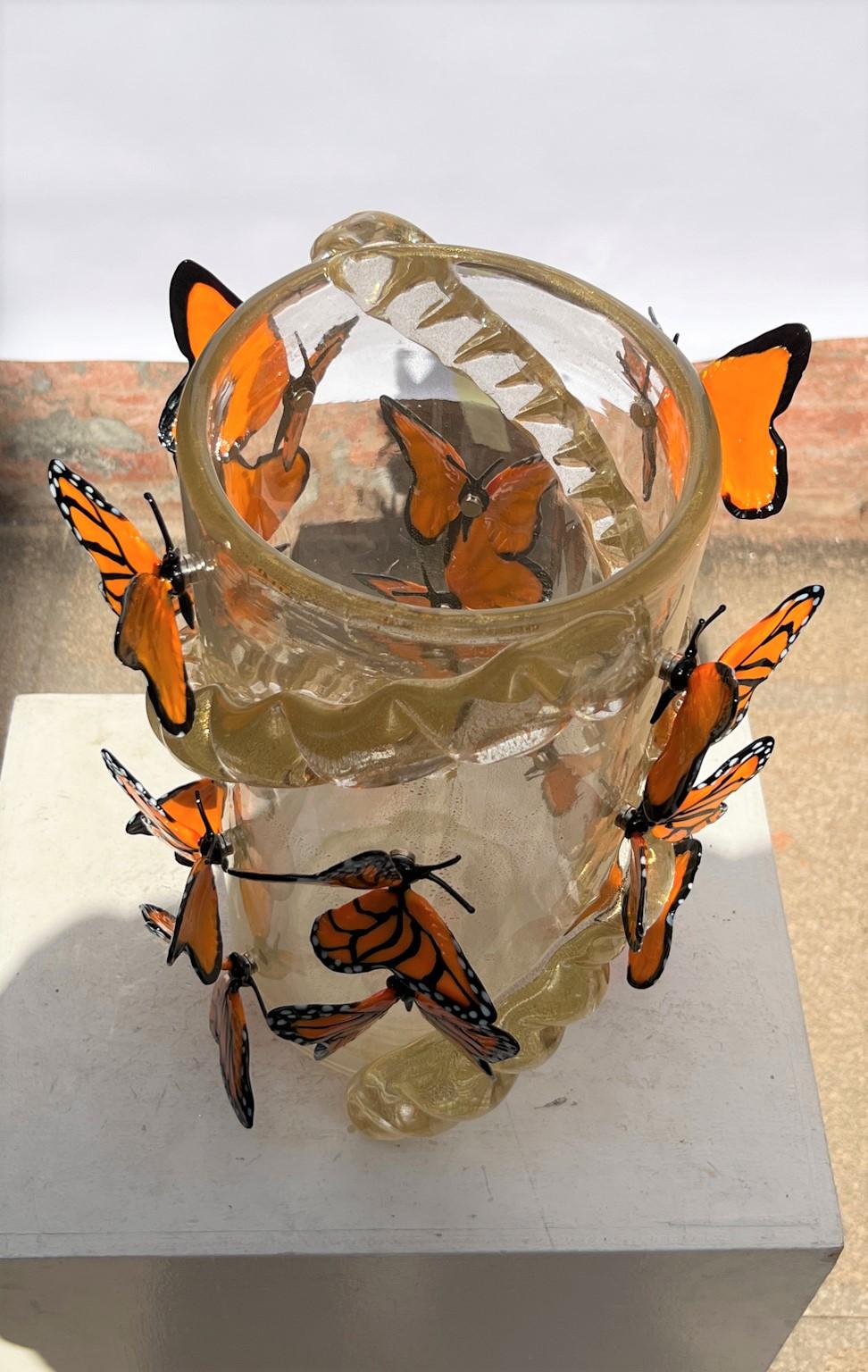 Vetro di Murano Costantini Diego Vaso moderno in vetro di Murano realizzato in oro vero e proprio con farfalle in vendita