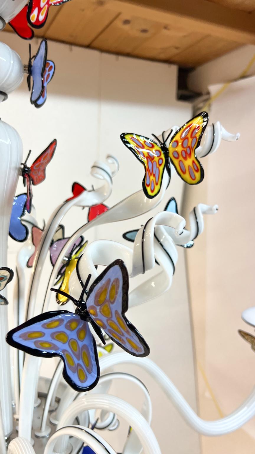 Vetro artistico Costantini Diego Lampadario moderno in vetro di Murano bianco con farfalle in vendita
