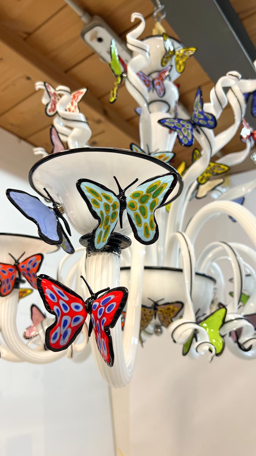 Hand-Crafted Costantini Diego Modern White Made Murano Glass Chandelier with Butterflies For Sale