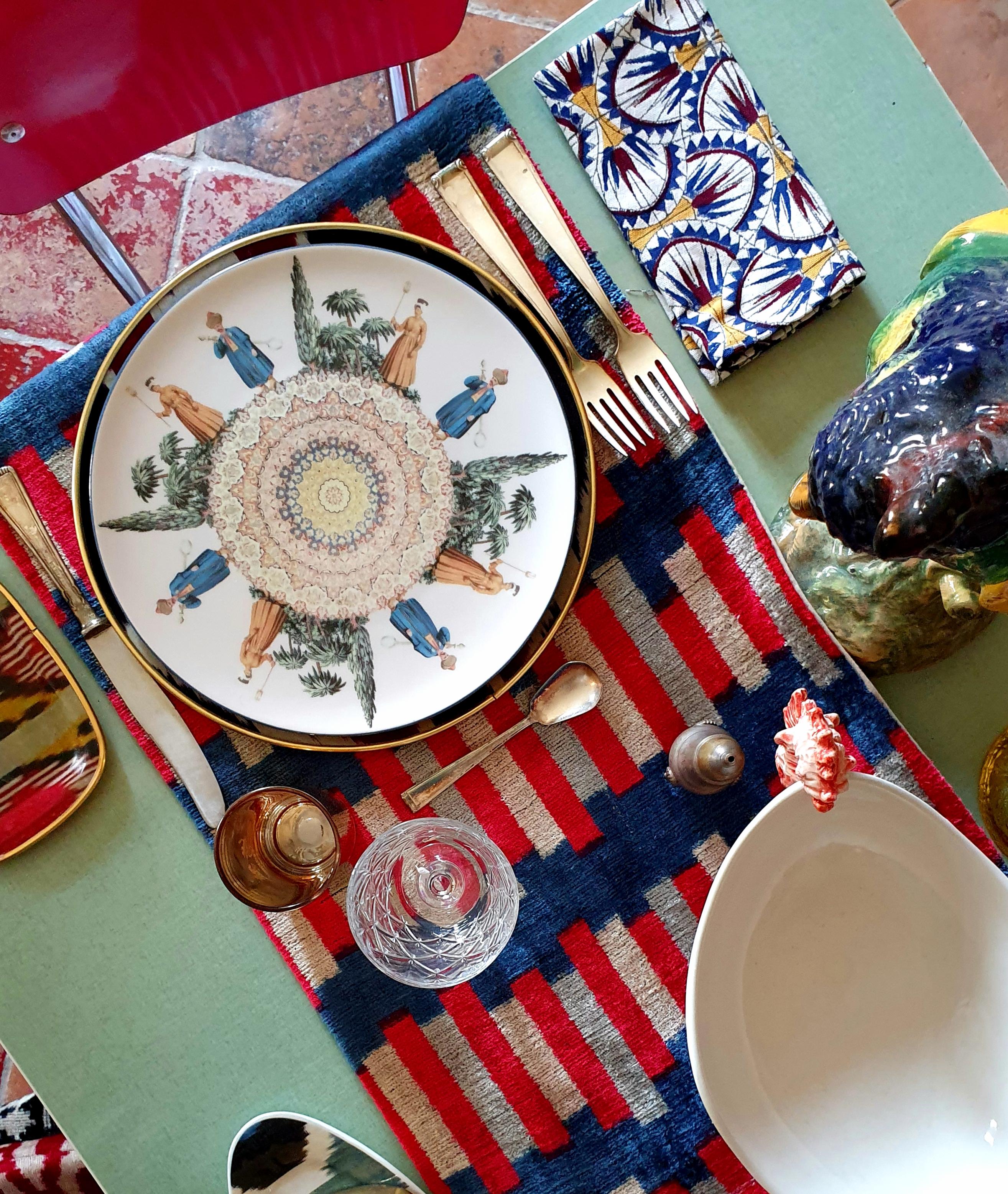 Eleva la presentación de tus postres con nuestro juego de 6 platos de porcelana de la colección Costantinopoli, diseñada por el célebre Vito Nesta. Cada plato presenta intrincados diseños inspirados en la rica historia y el arte de Constantinopla,